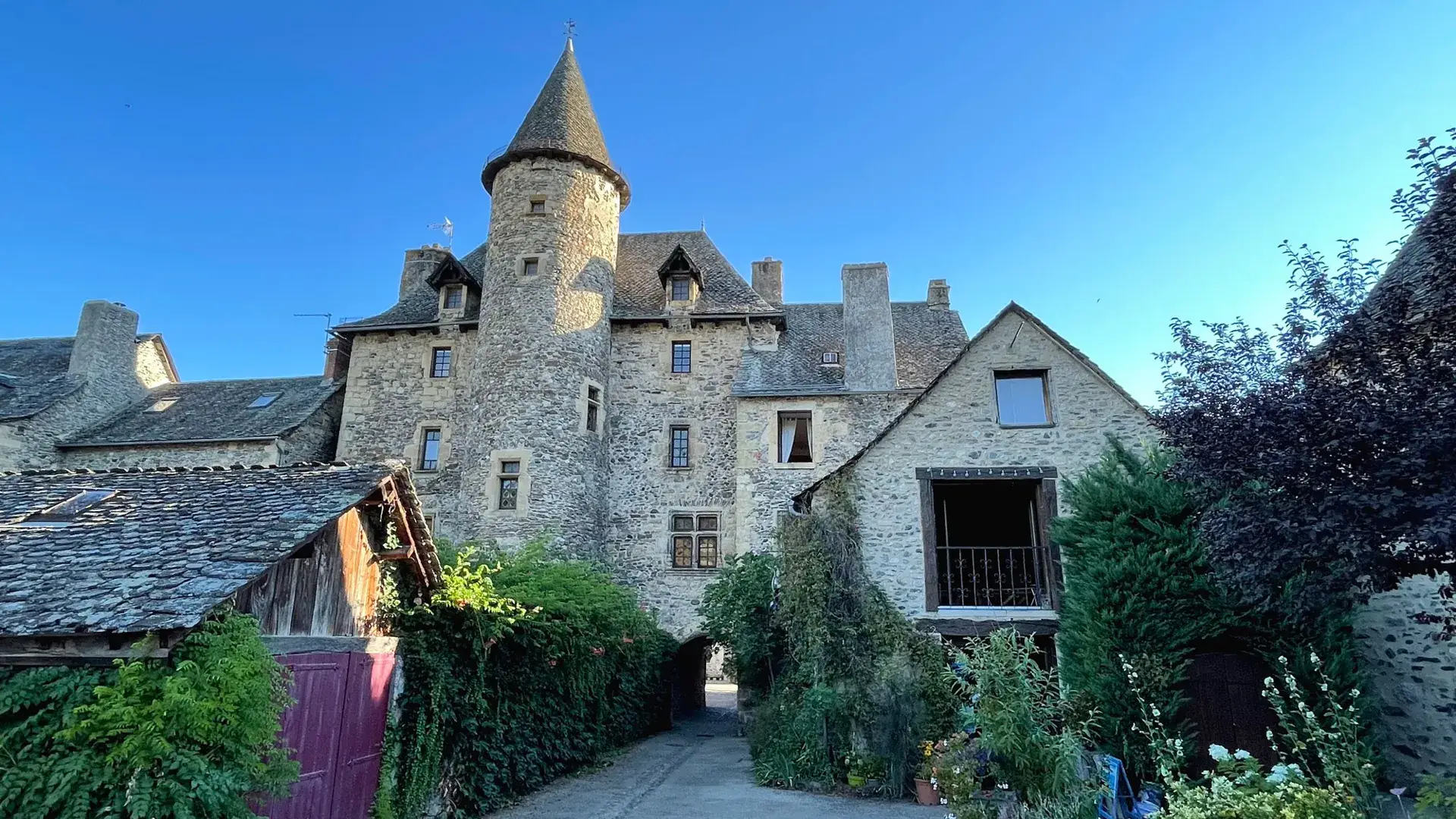 Sainte-Eulalie-d'Olt, château de Curières