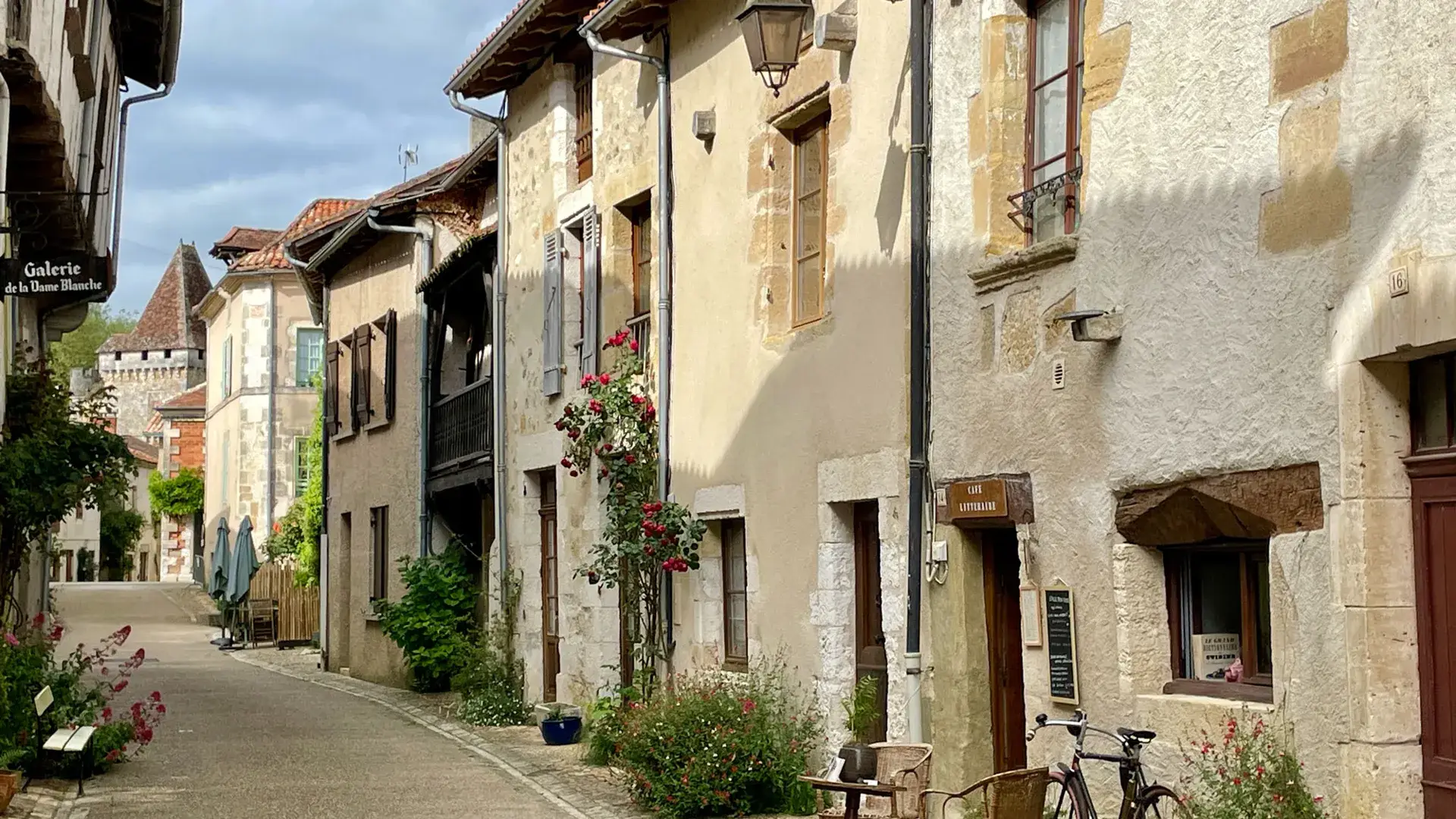 Saint-Jean-de-Côle, ambiance rue village