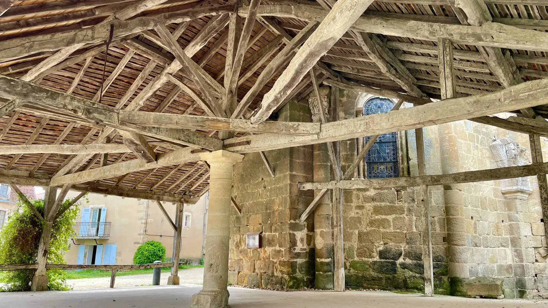 Saint-Jean-de-Côle, charpente halle église