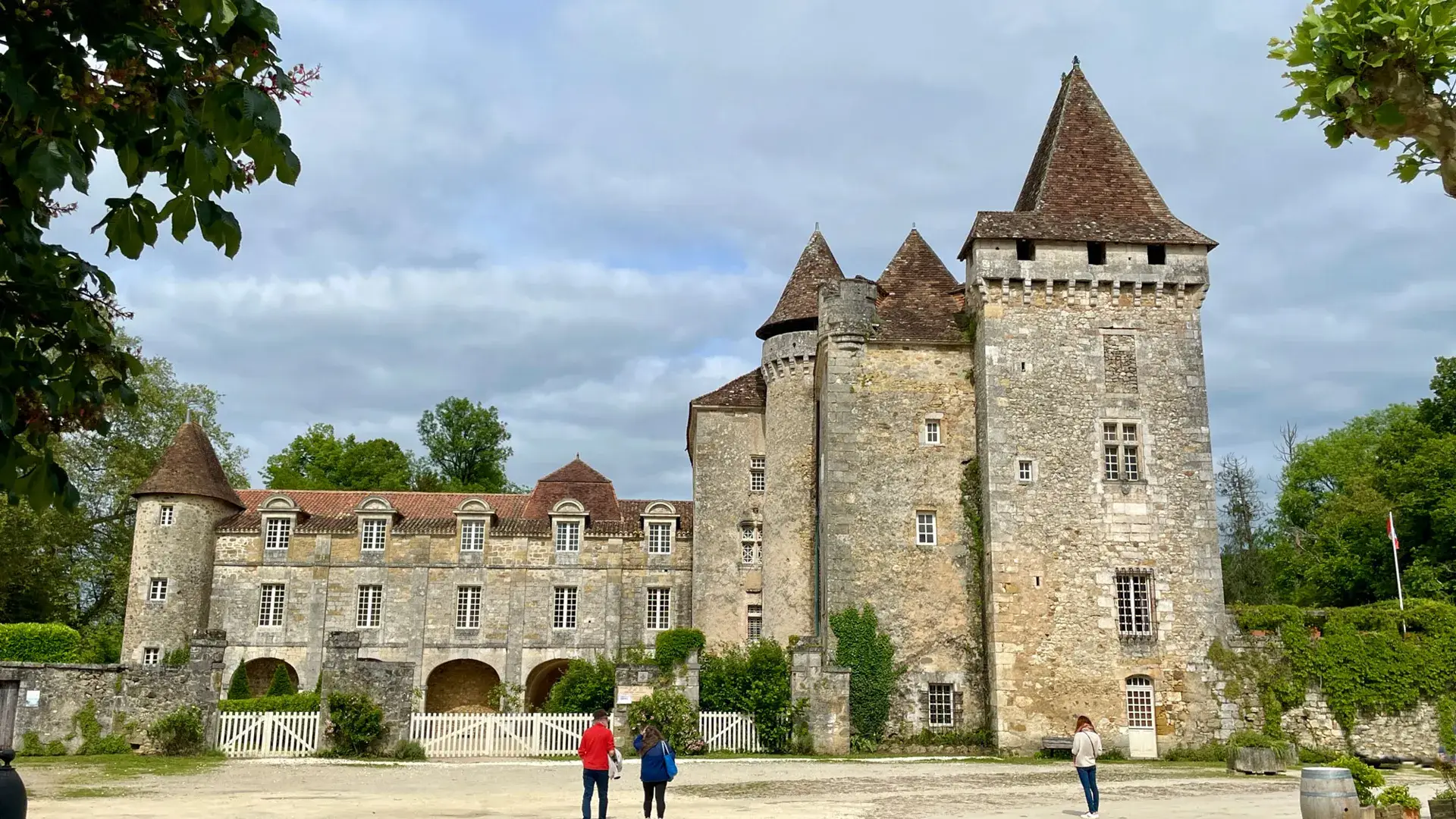 Saint-Jean-de-Côle, châteaux et viisteurs