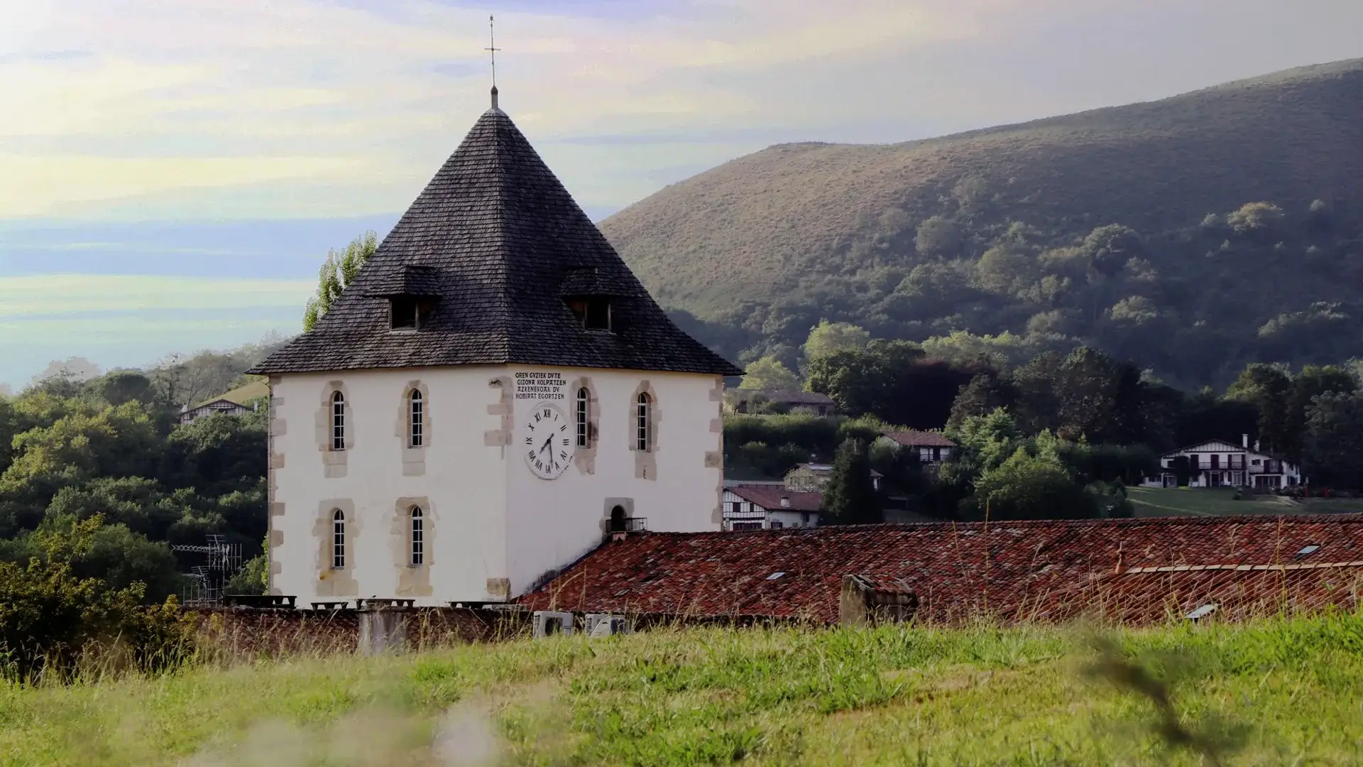 Sare clocher église et paysages