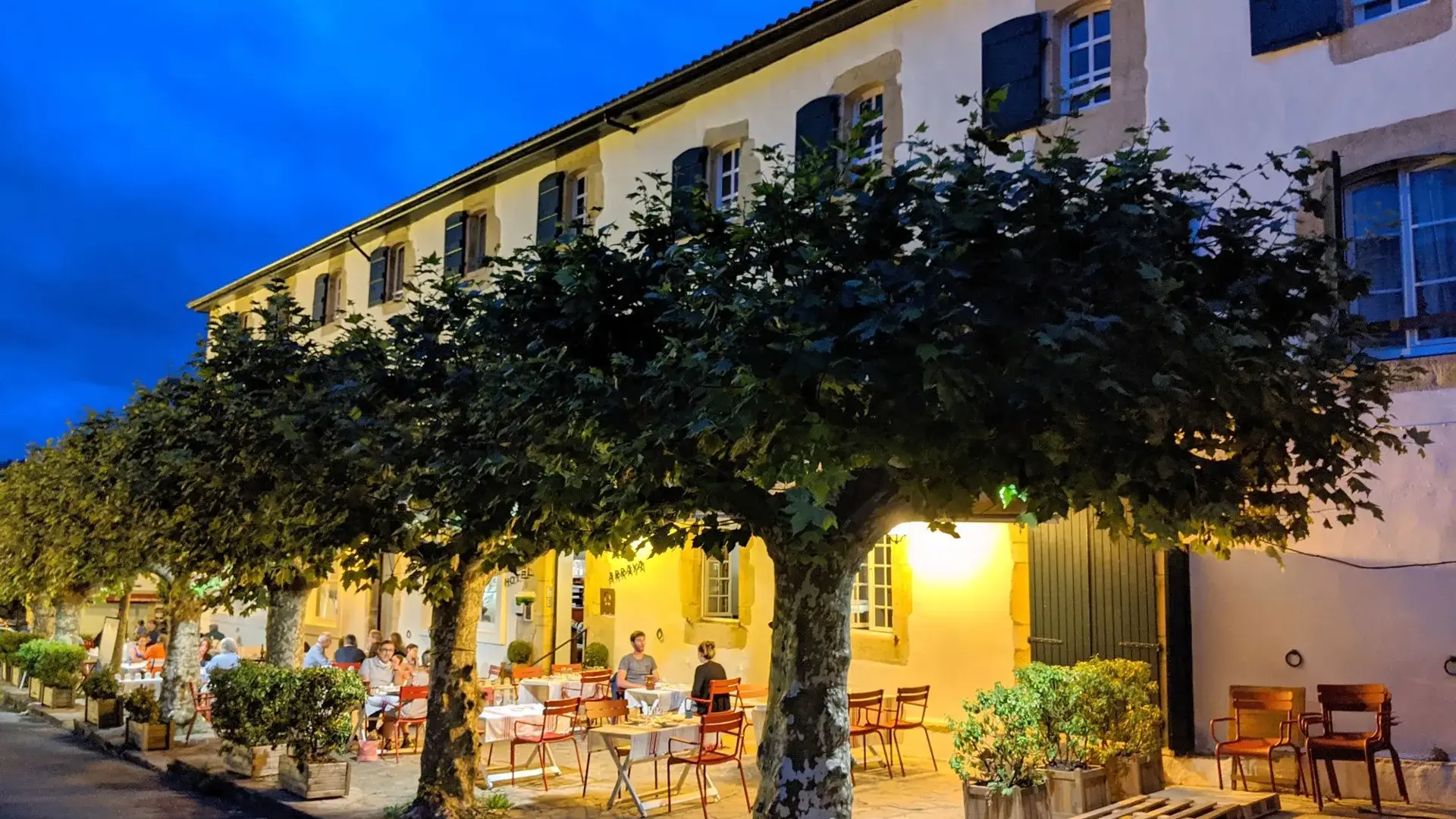 Sare terrasses en nocturne