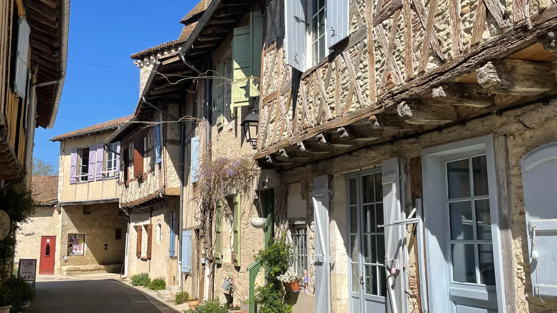 Sarrant, façades à colombages