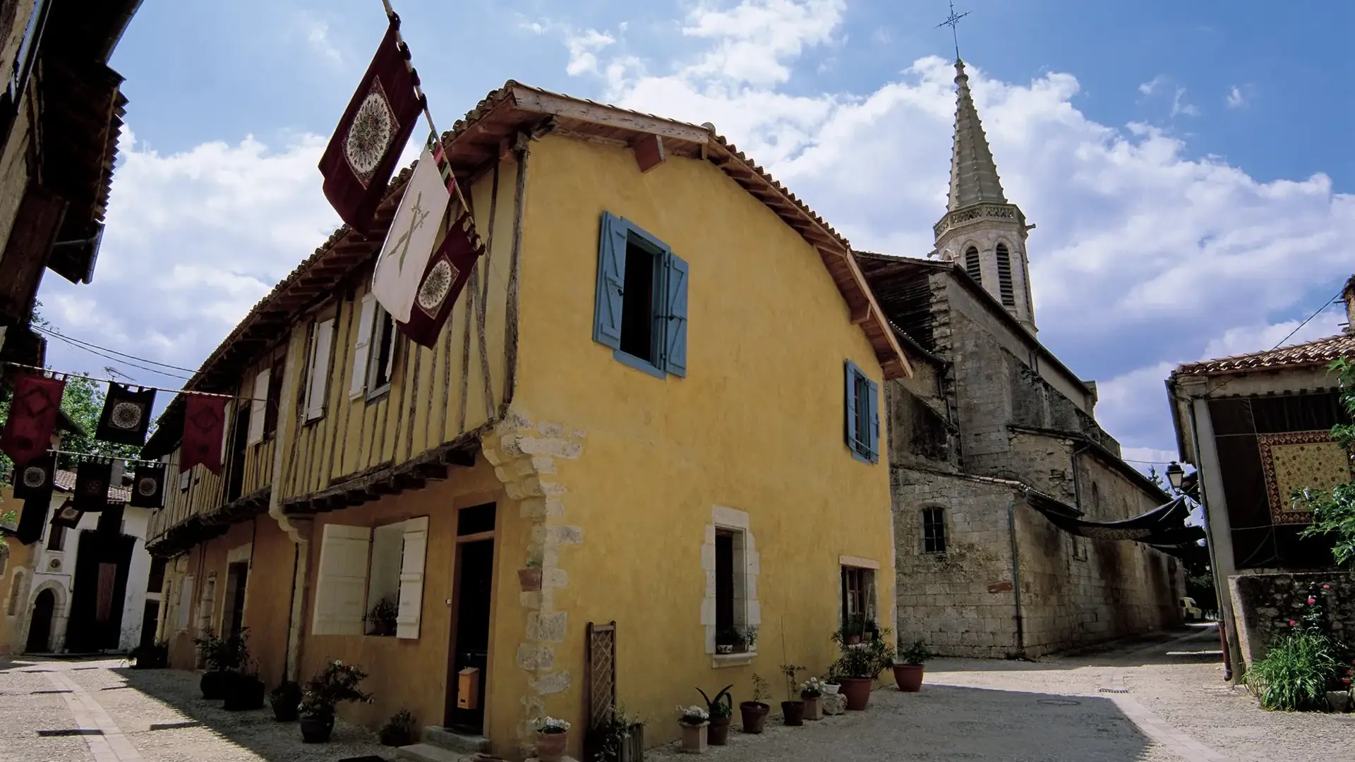 Sarrant maison jaune