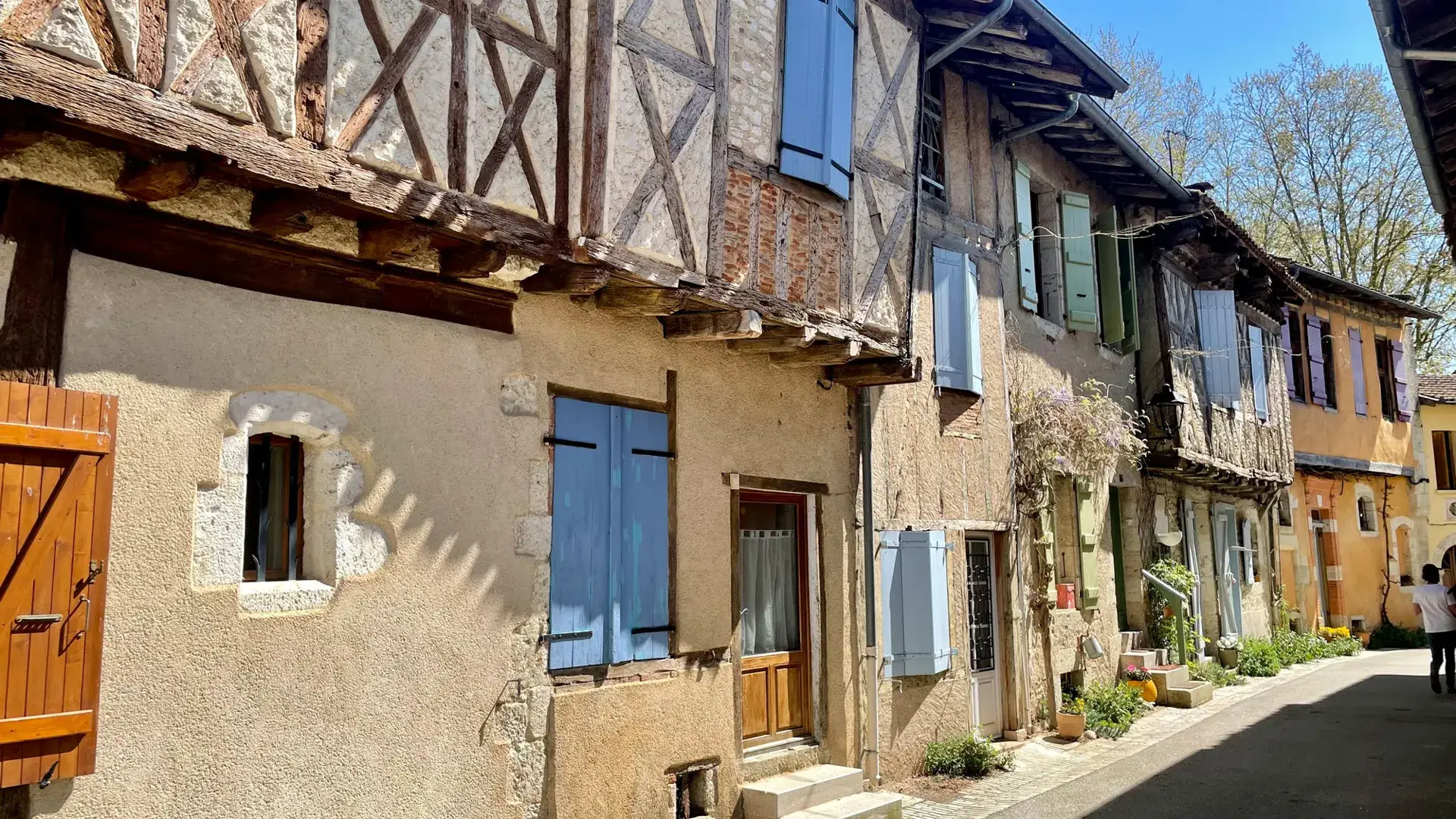 Sarrant, ruelle colorée