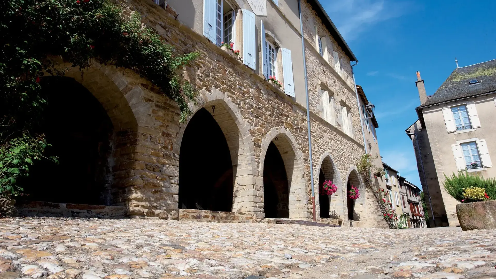 Sauveterre-de-Rouergue arcades place du village