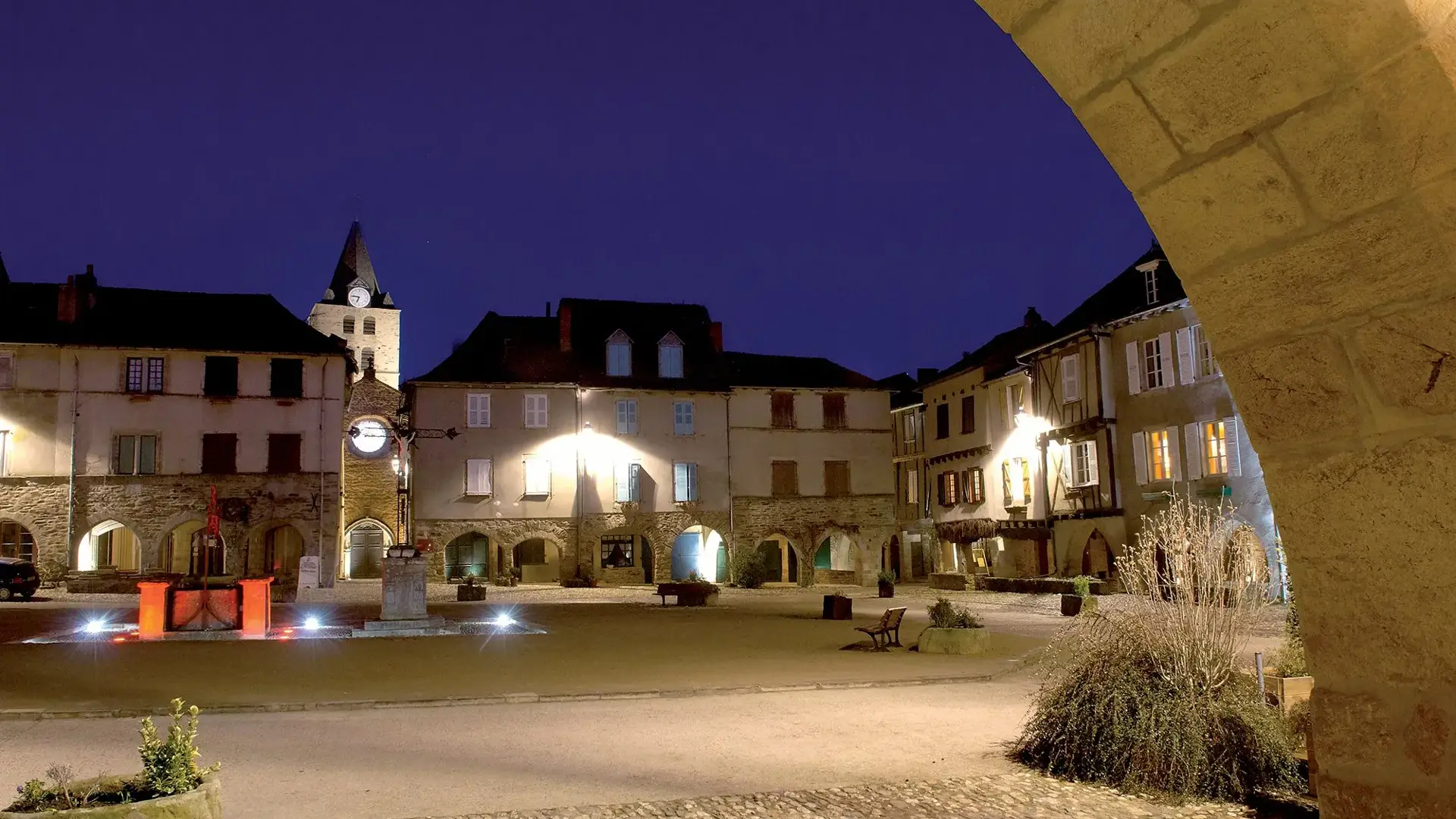 Sauveterre-de-Rouergue place des arcades illuminée
