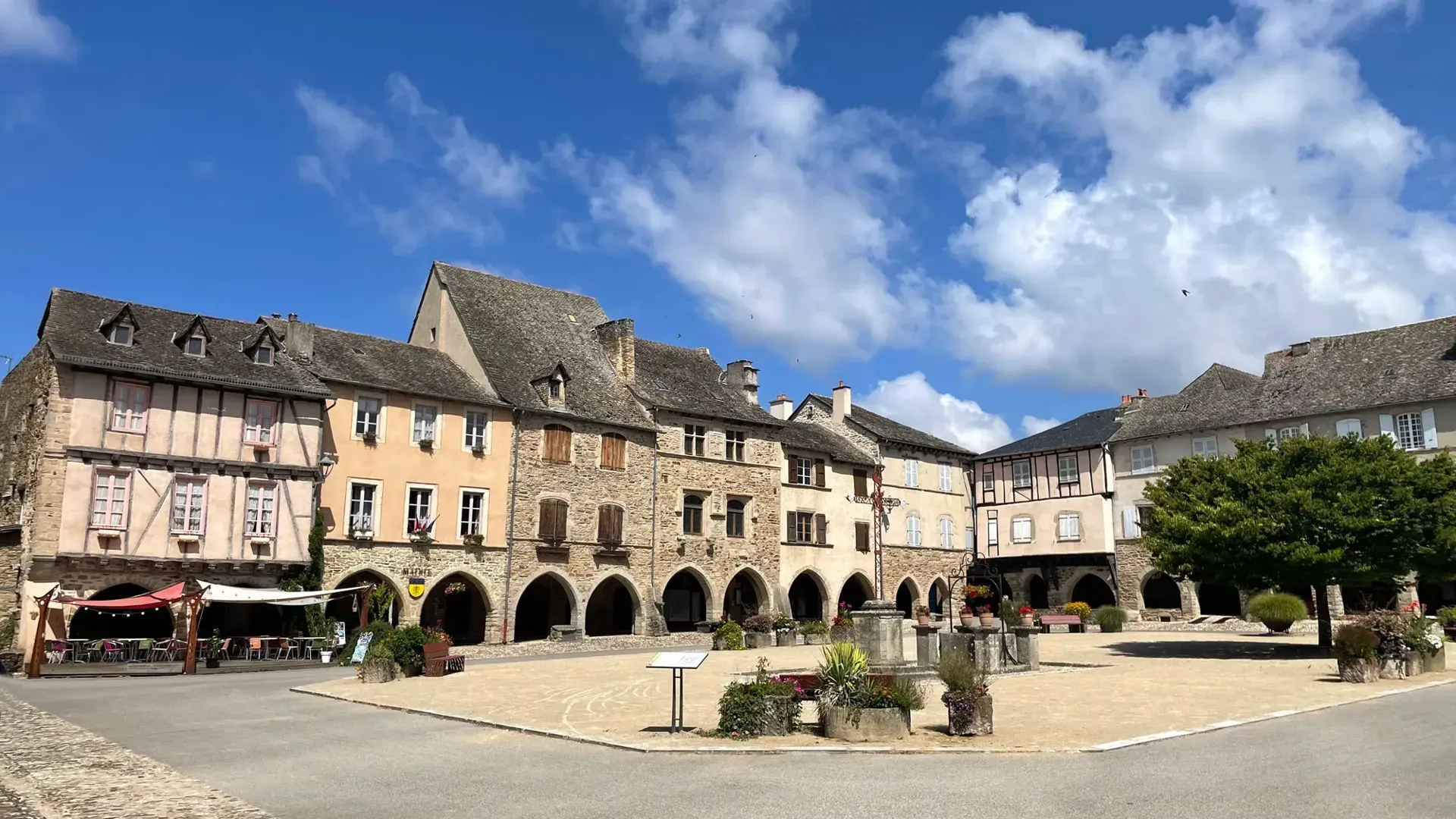 Sauveterre-de-Rouergue, place des Arcades