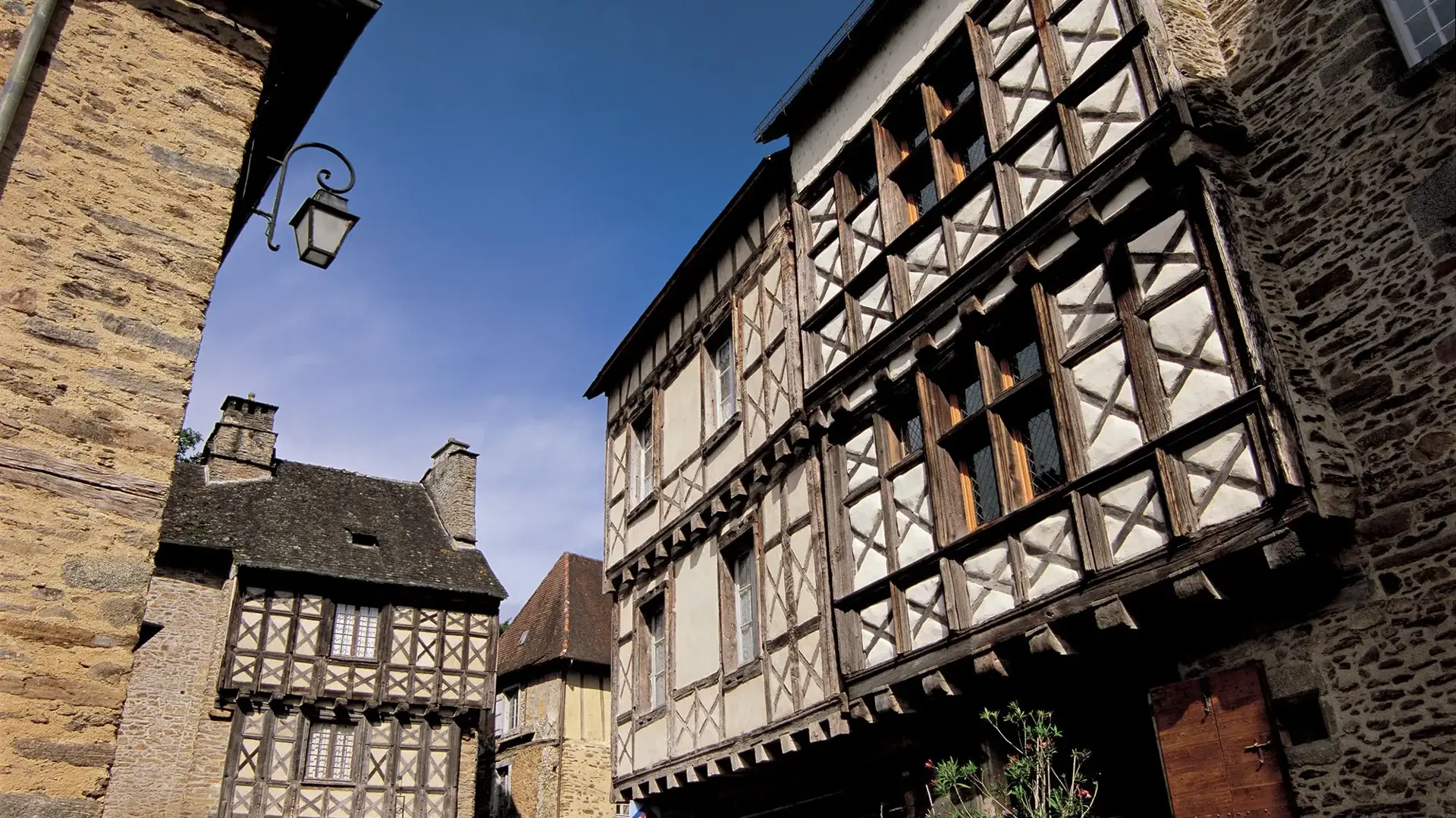 Ségur-le-Château façades colombages