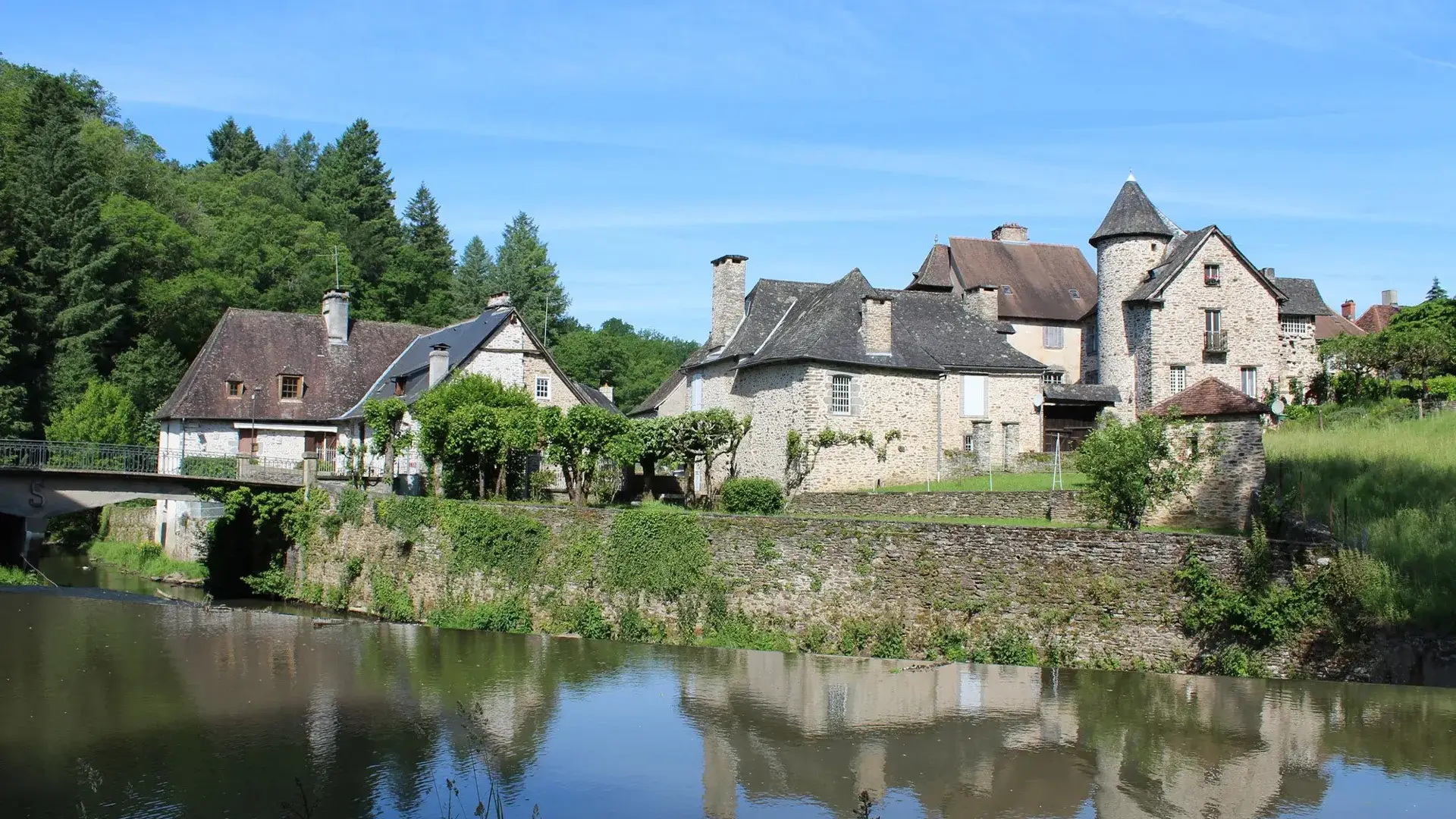 Ségur-le-Château vue rivière et village
