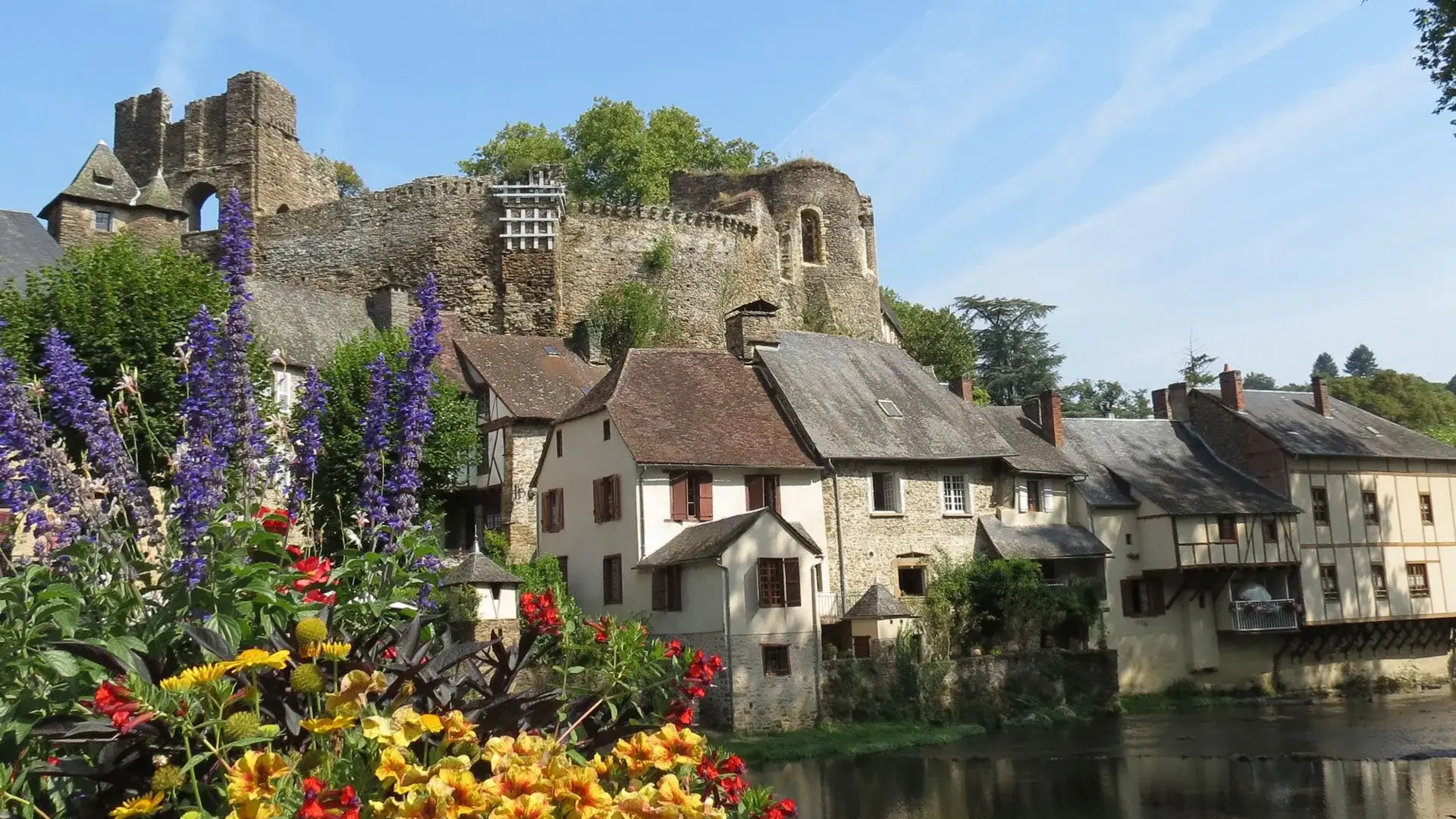 Ségur-le-Château vue village et château