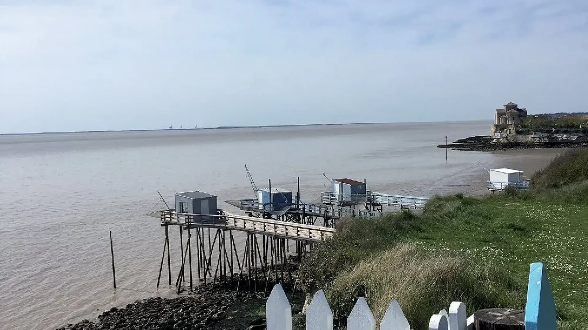 Talmont-sur-Gironde vue carrelets et église
