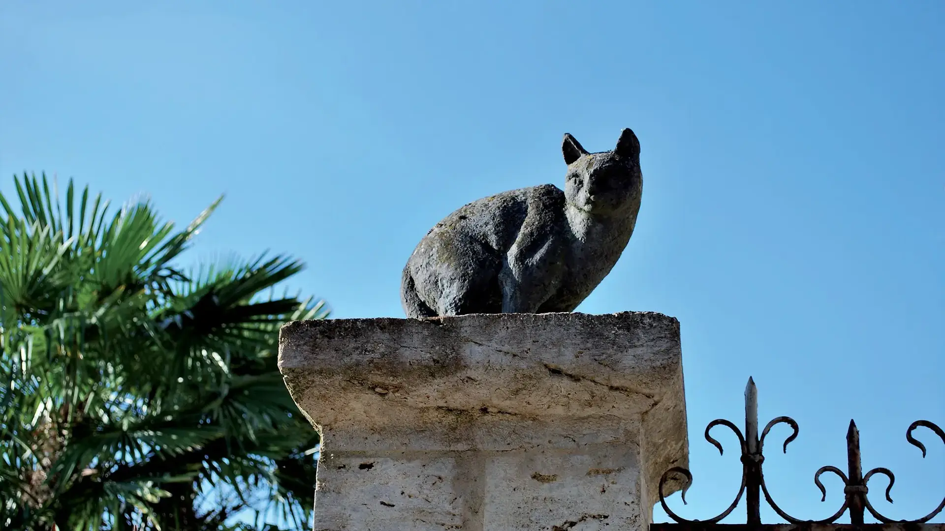 La Romieu sculpture chat