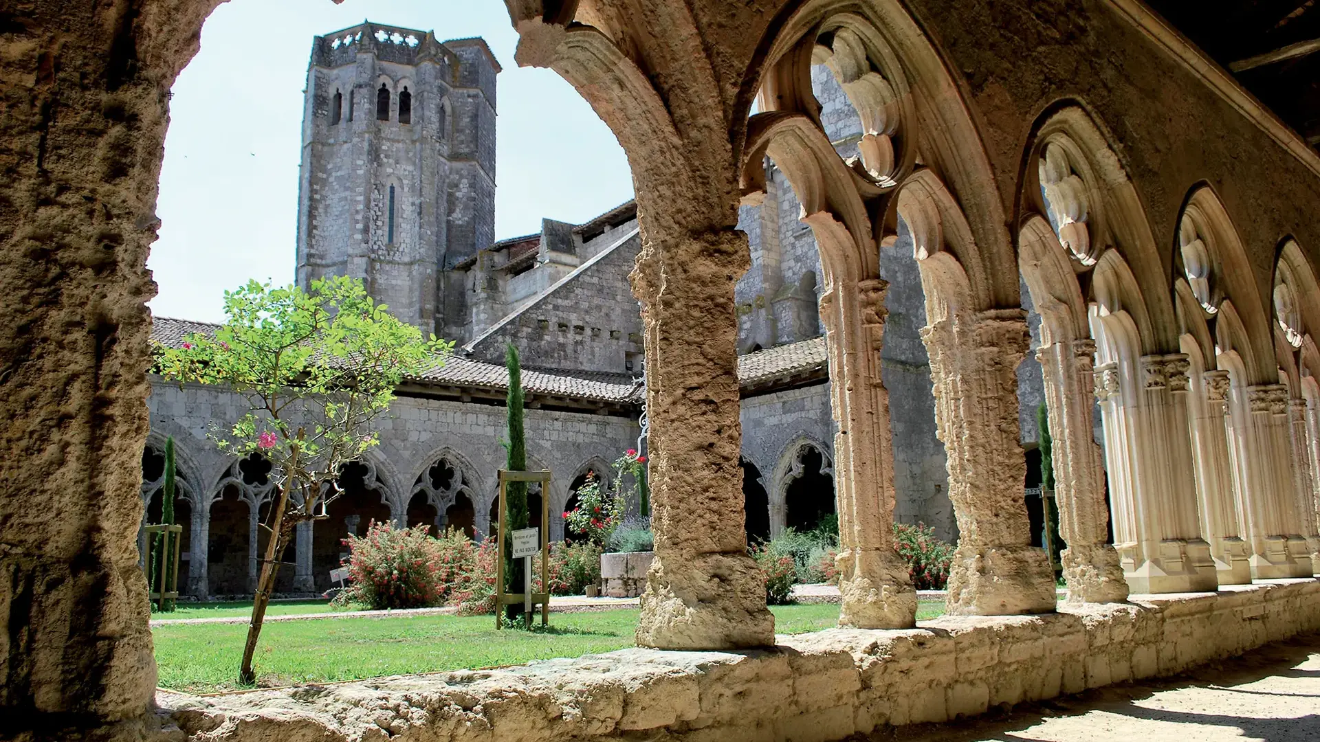 La Romieu, vue collégiale depuis le cloître