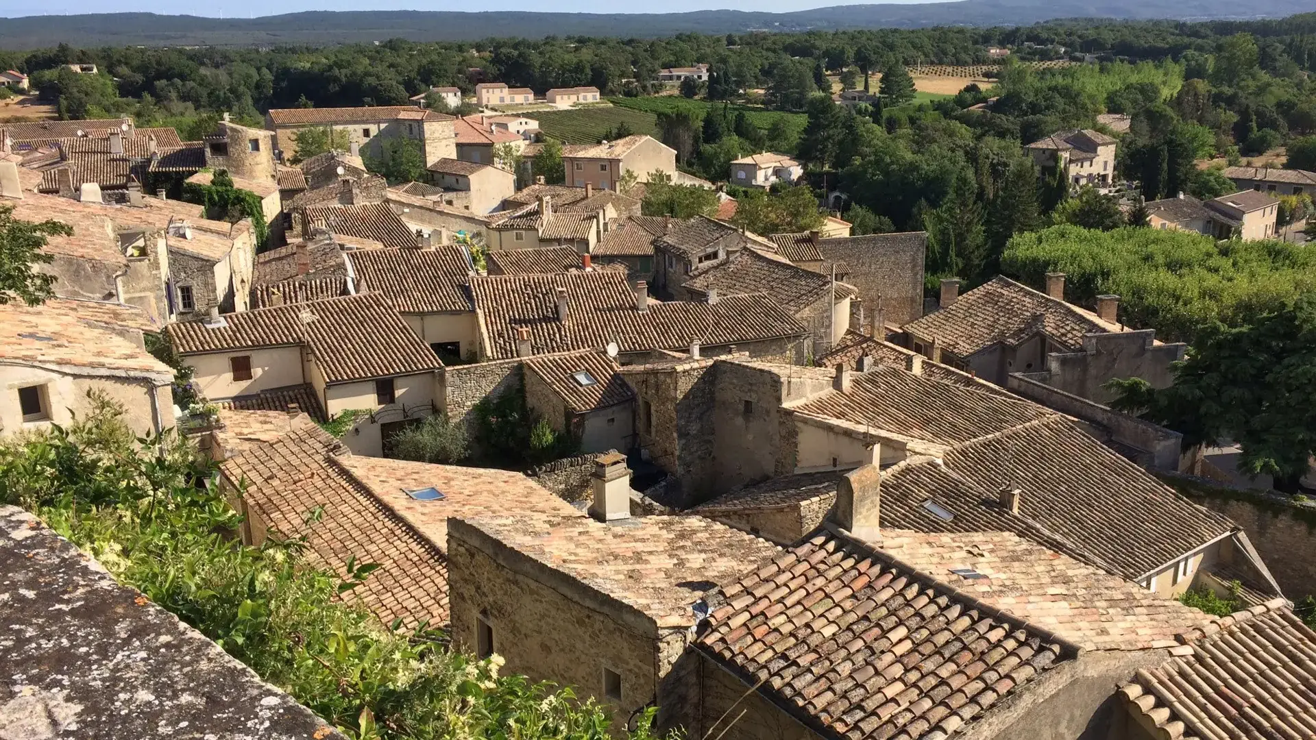 Grignan vue toits et montagne