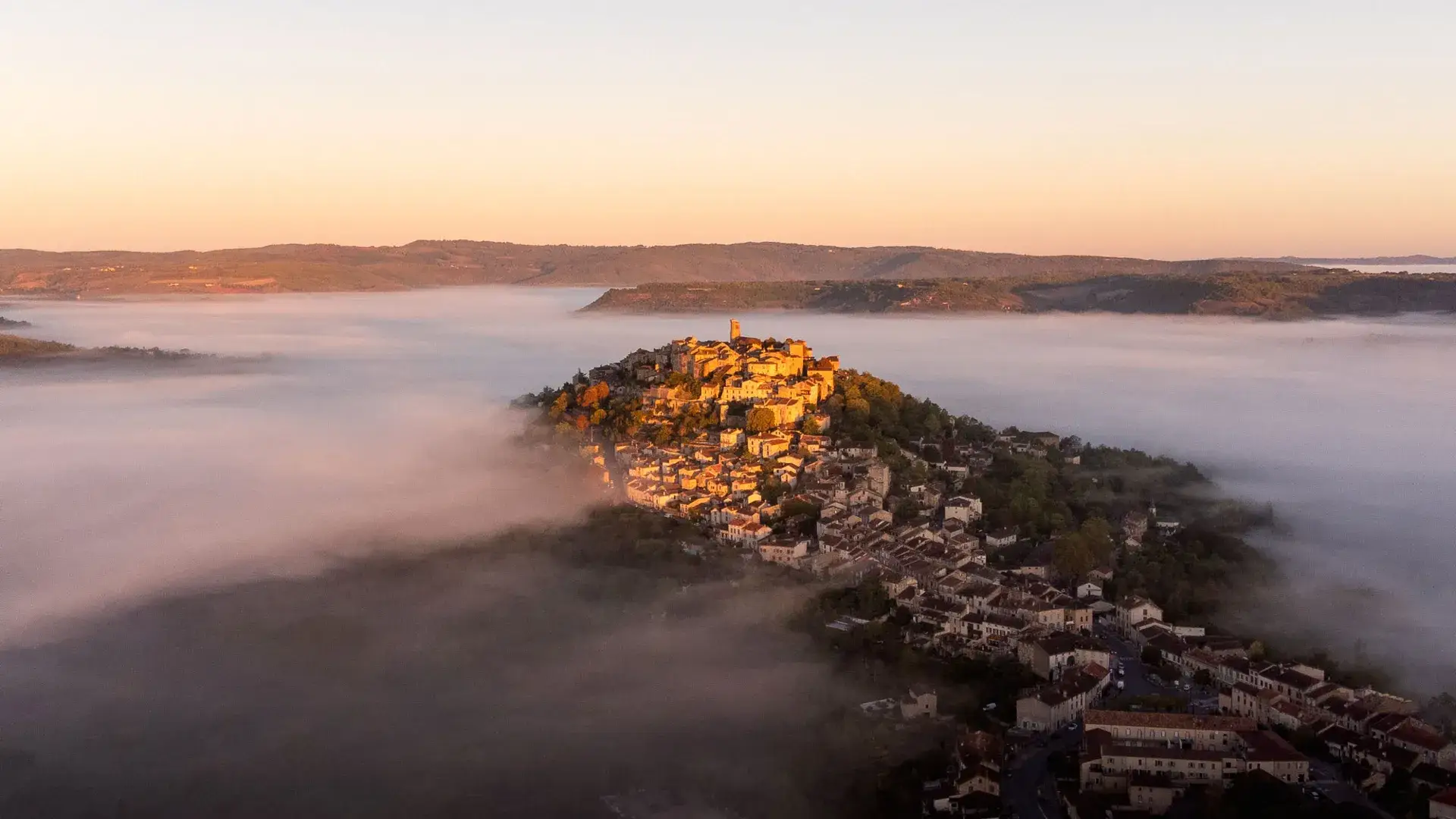 Cordes-sur-Ciel dans la brume