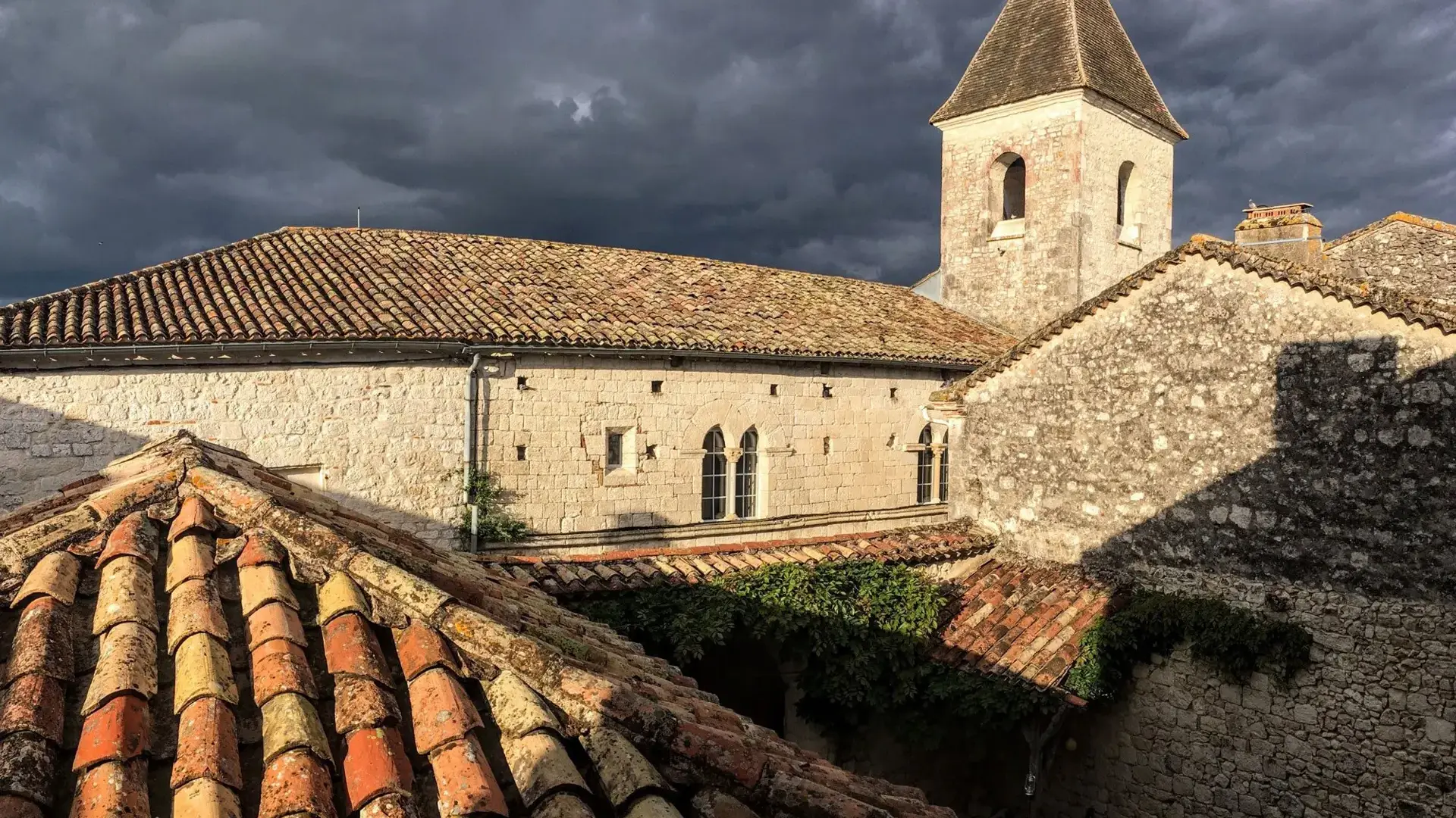 Tournon-d'Agenais vue Abescat et toits au soleil couchant