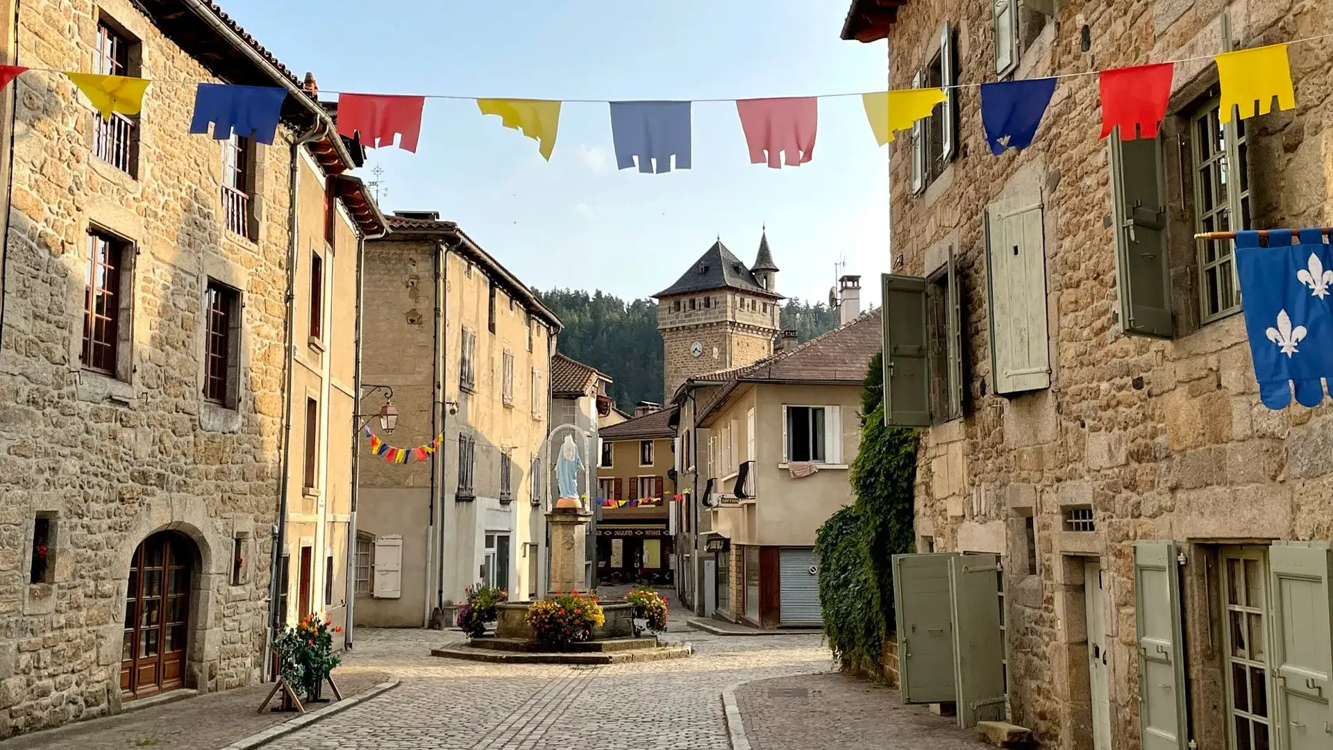 Le Malzieu-Ville rue pavoisée au matin