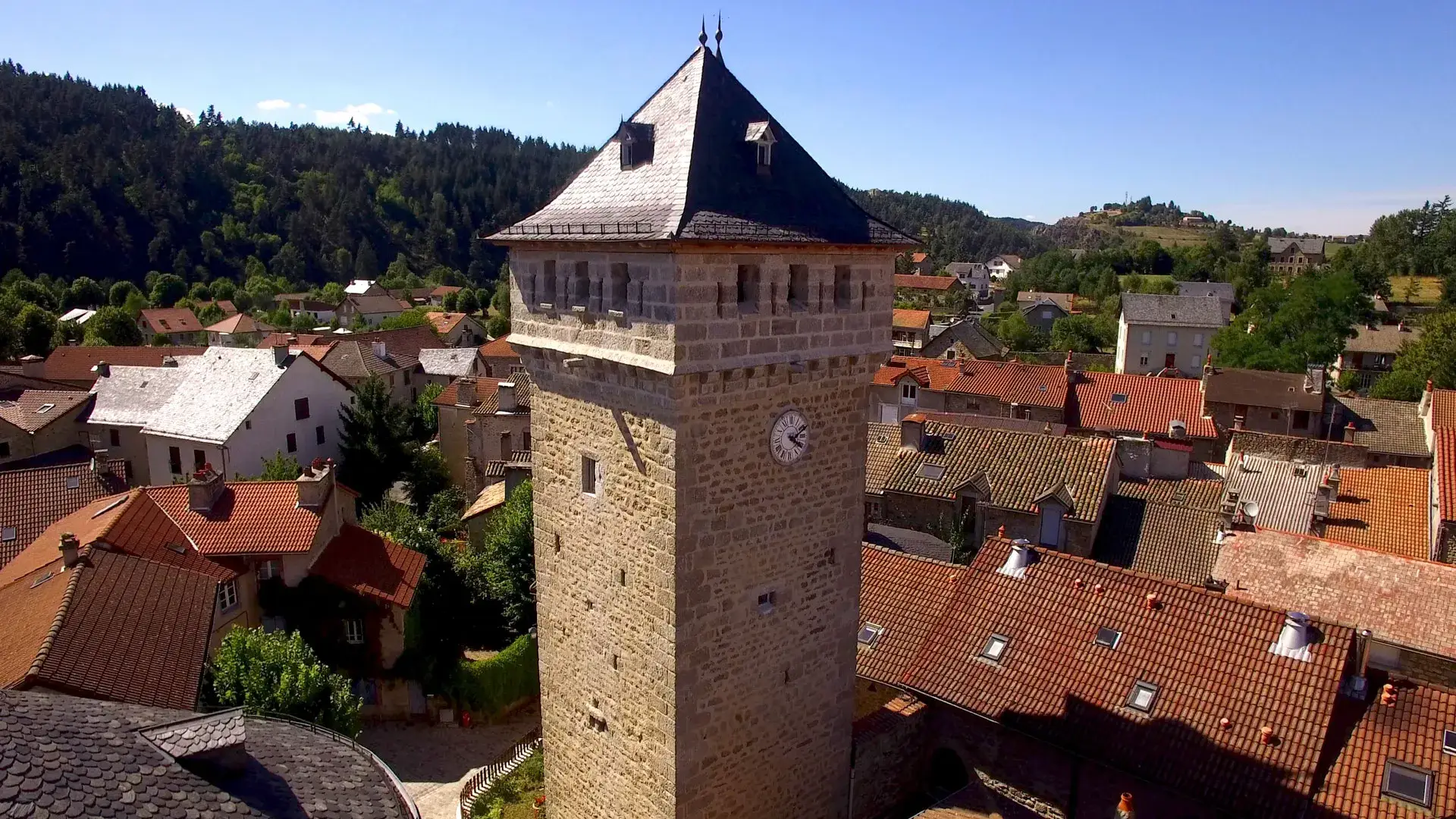 Le Malzieu-Ville, tour de l'Horloge et vue sur les toits