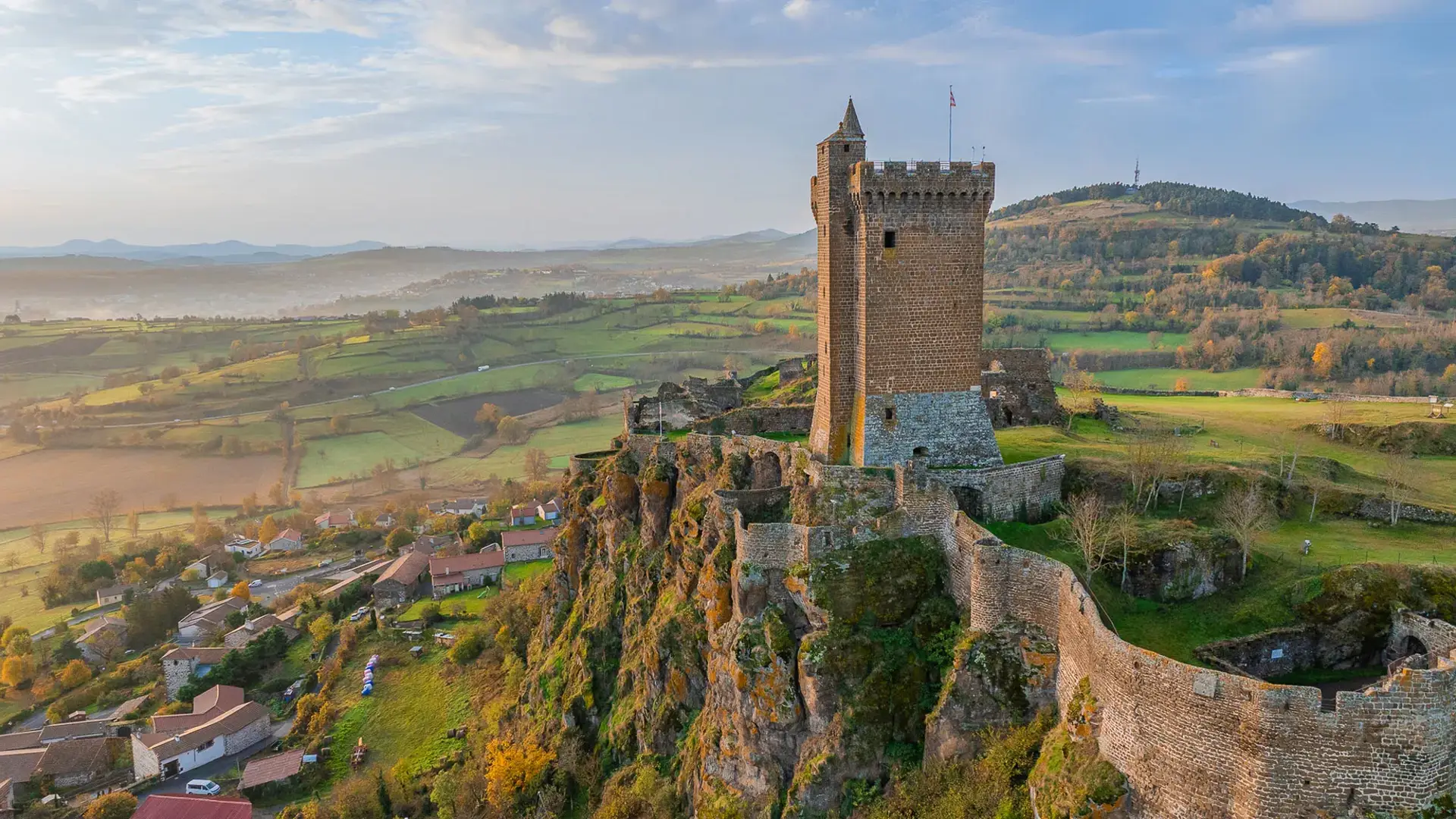 Polignac, vue sur la forteresse et les paysages