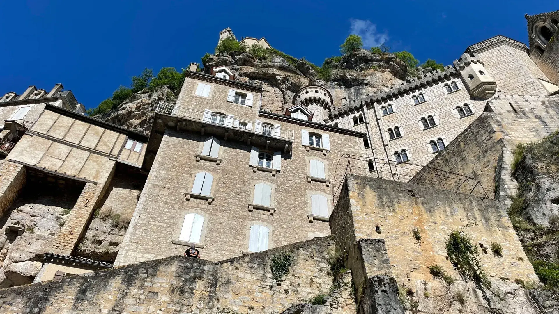 Rocamadour bâti contre la roche