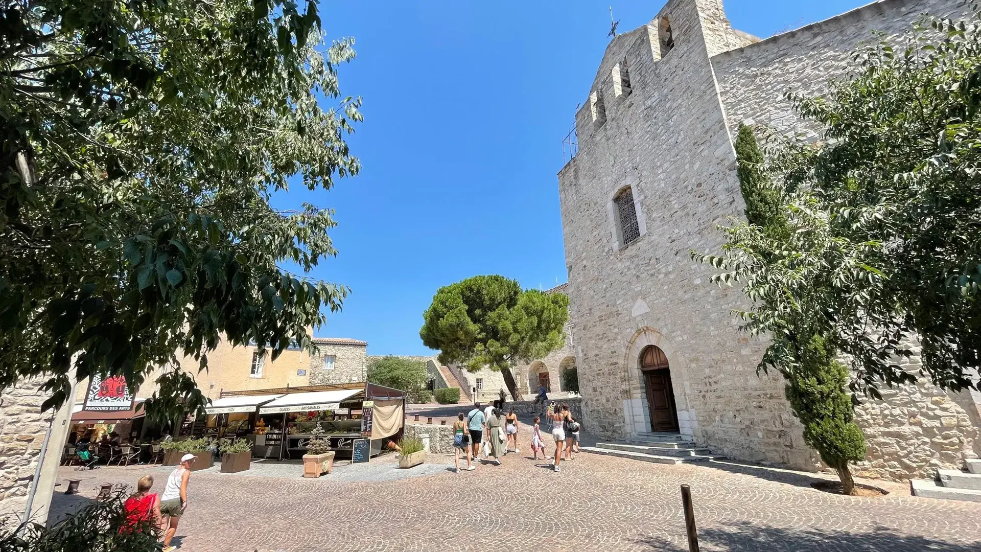Le Castellet parvis église