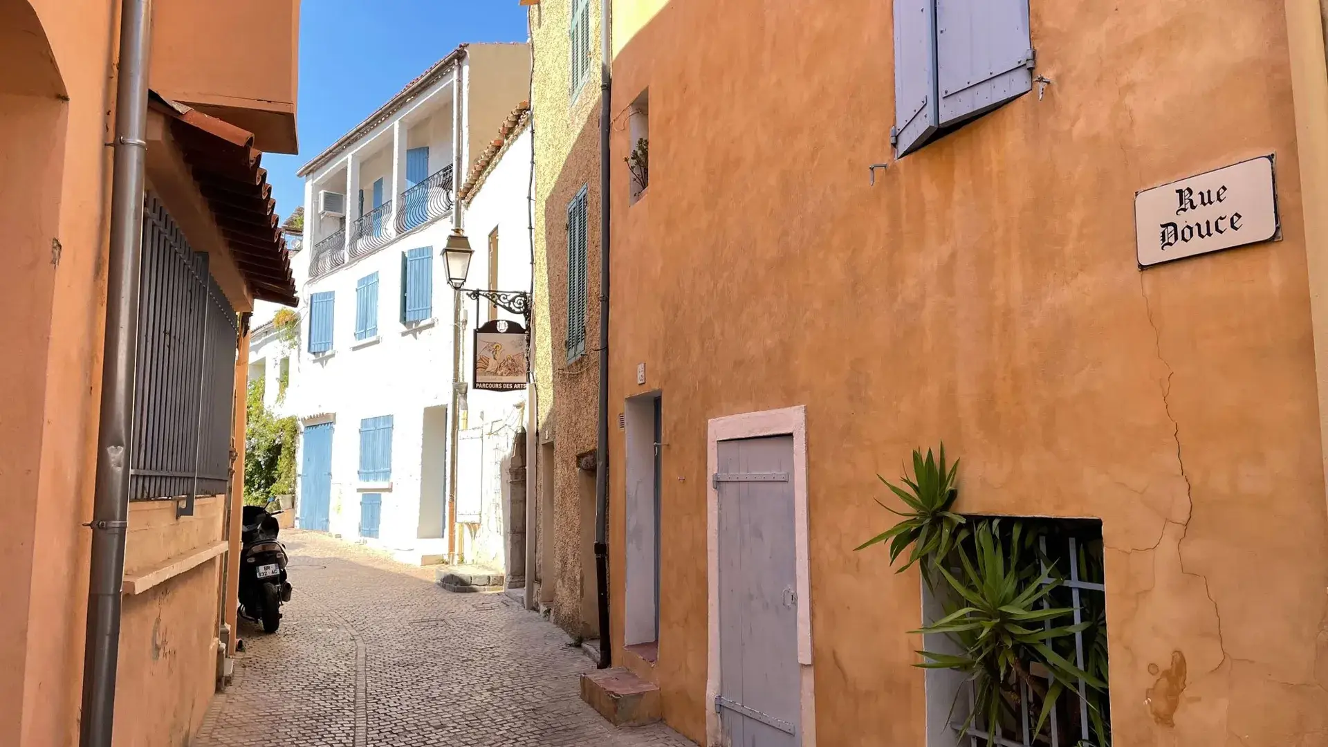 Le Castellet rue Douce