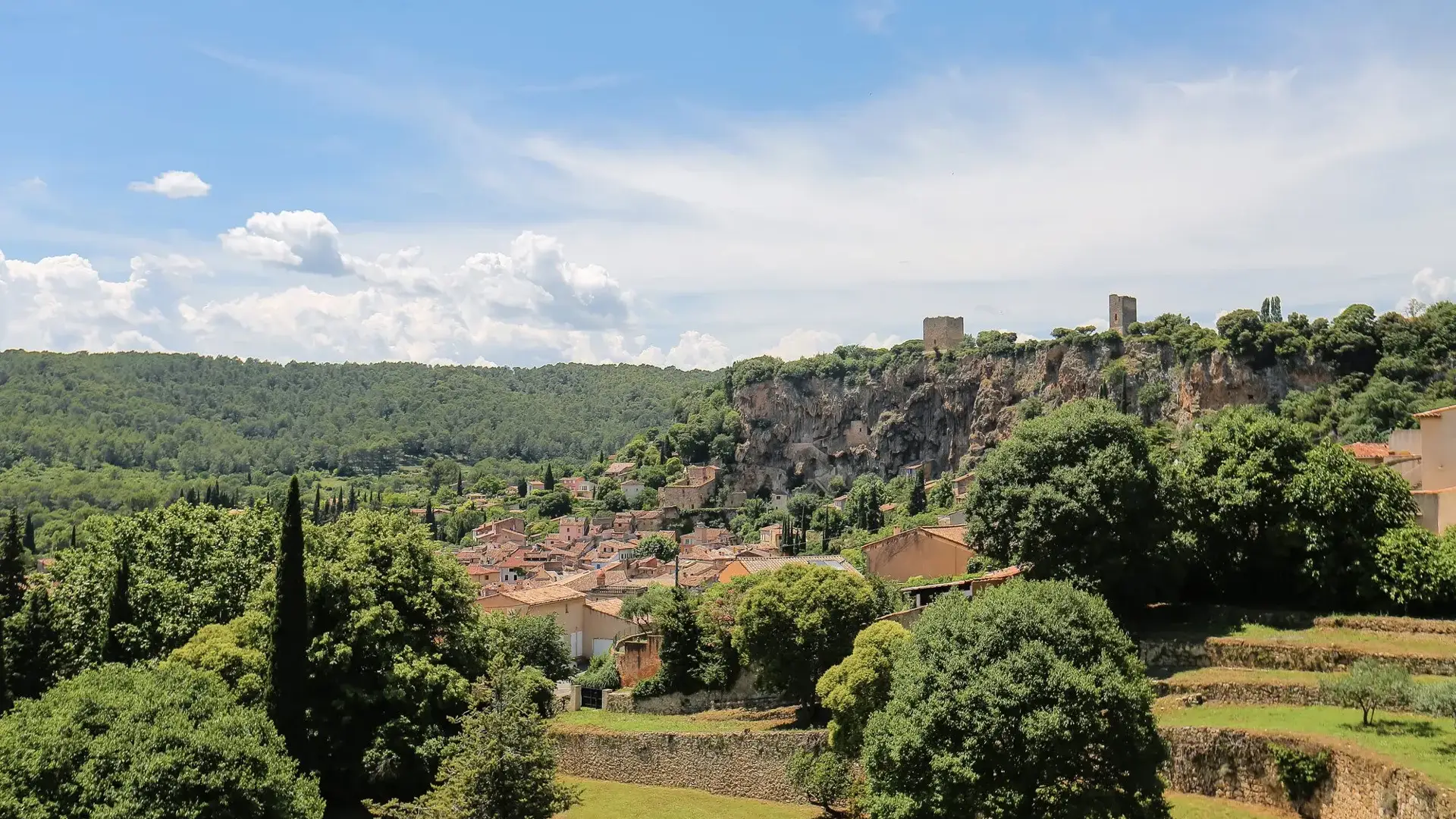 Cotignac vue du village au pied de la falaise