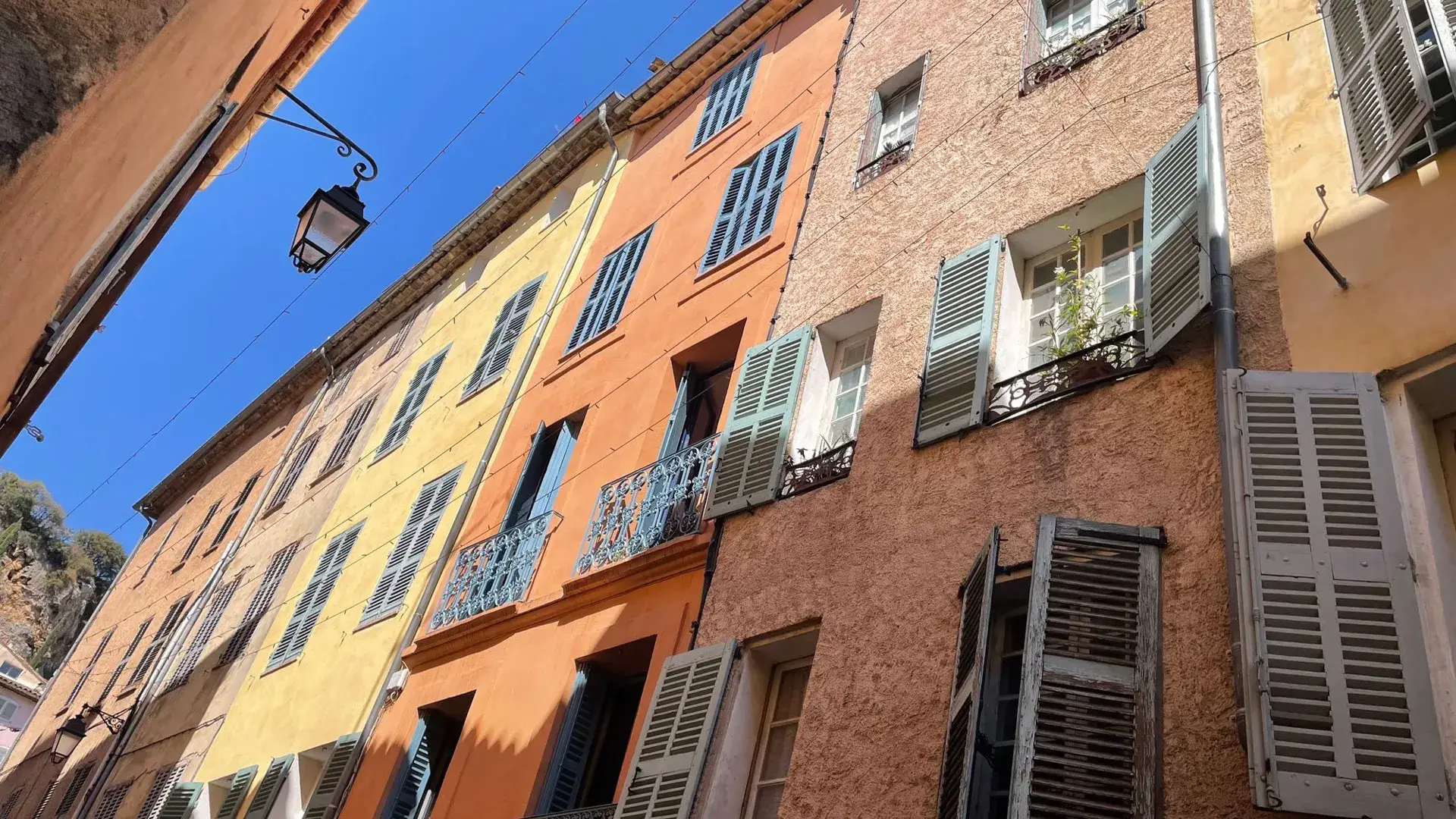 Cotignac zoom sur les façades colorées