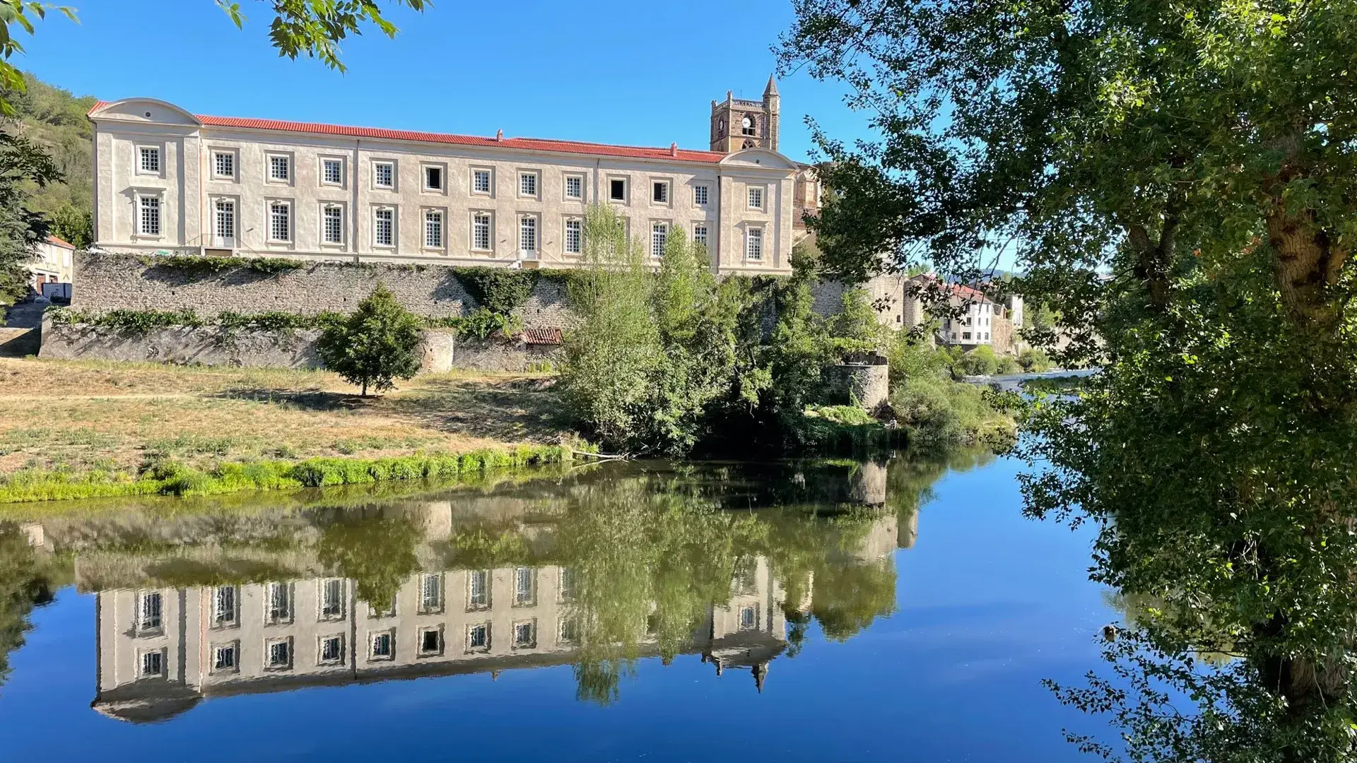Lavoûte-Chilhac reflet du prieuré dans l'Allier