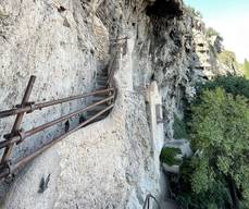 Le Rocher et ses habitations troglodytes