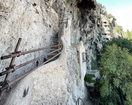 Le Rocher et ses habitations troglodytes