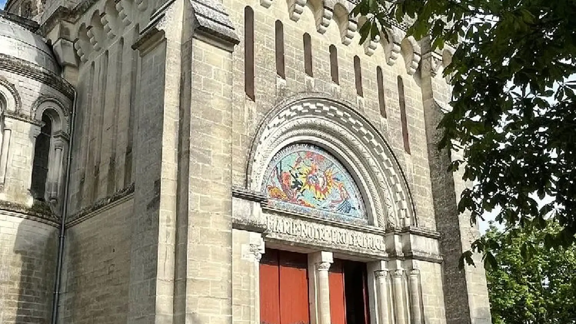 Penne-d'Agenais entrée basilique
