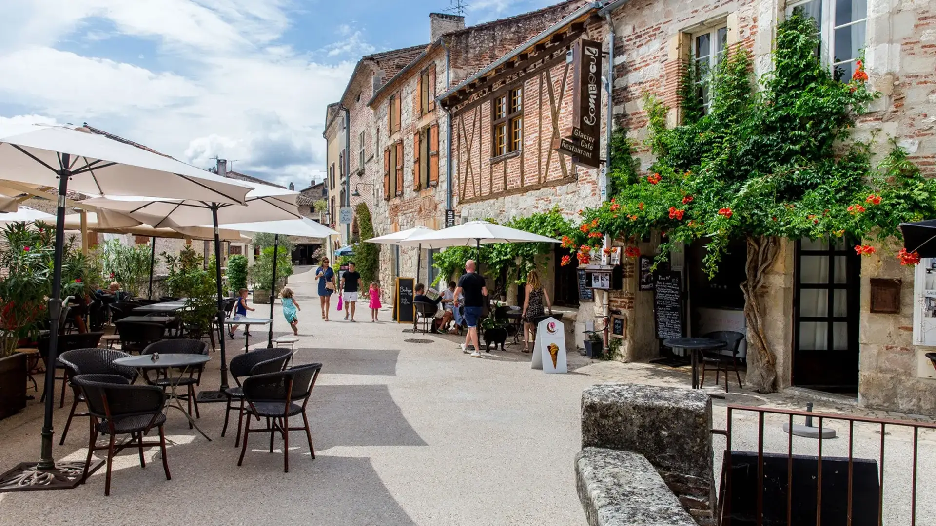 Penne-d'Agenais rue animée