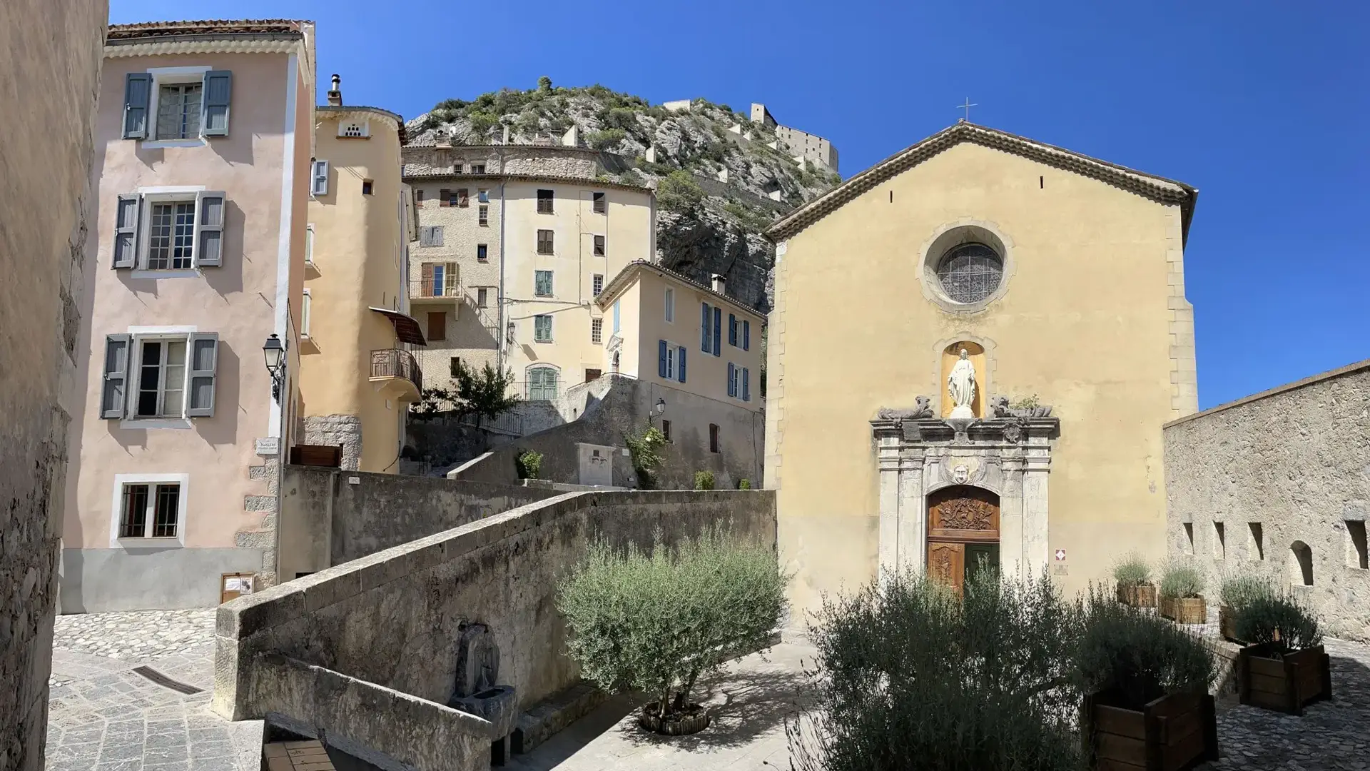 Entrevaux entrée cathédrale et bâti