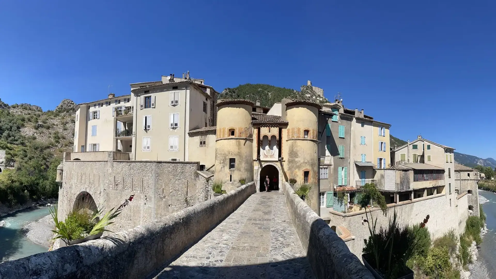 Entrevaux porte fortifiée village