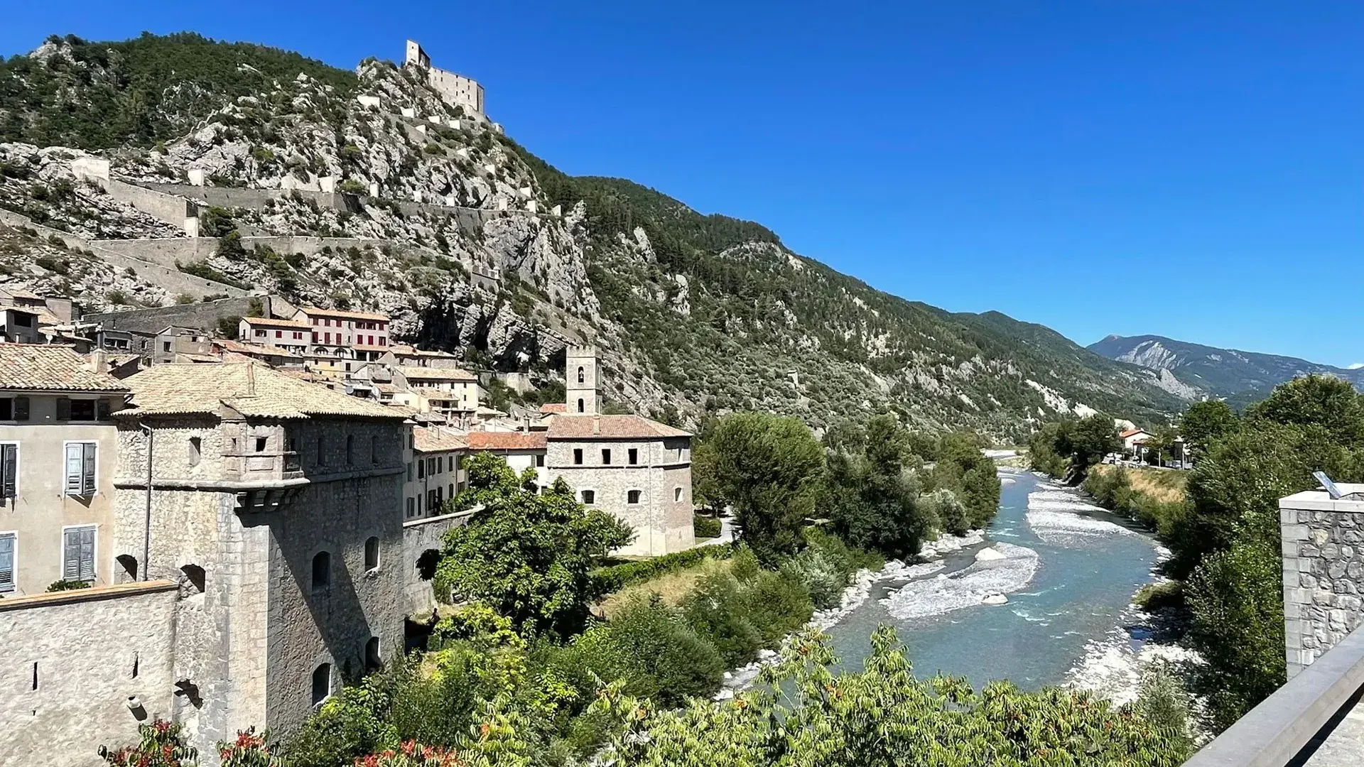 Entrevaux vue village, Var et montagne