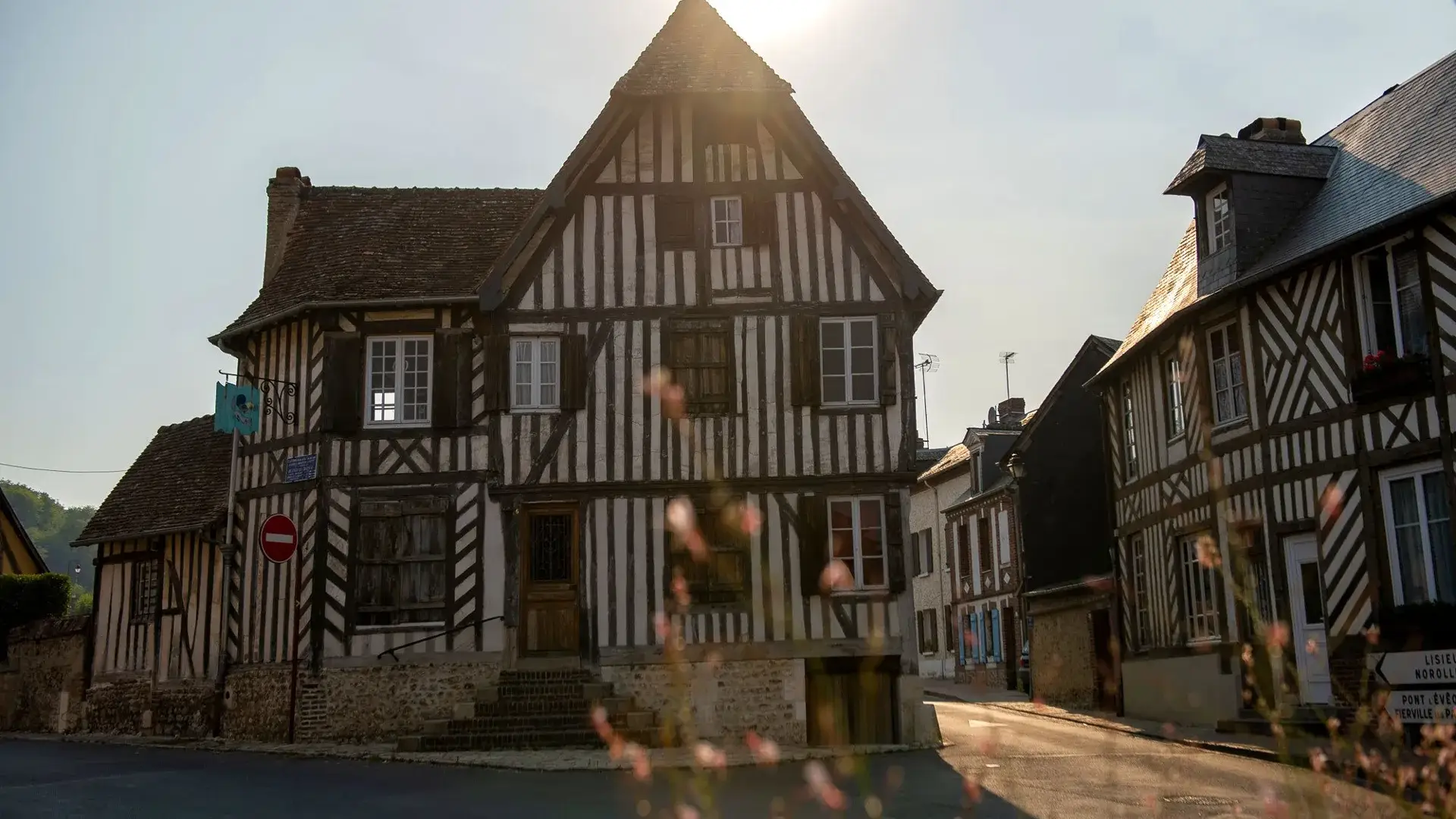 Blangy-le-Château façades soleil couchant