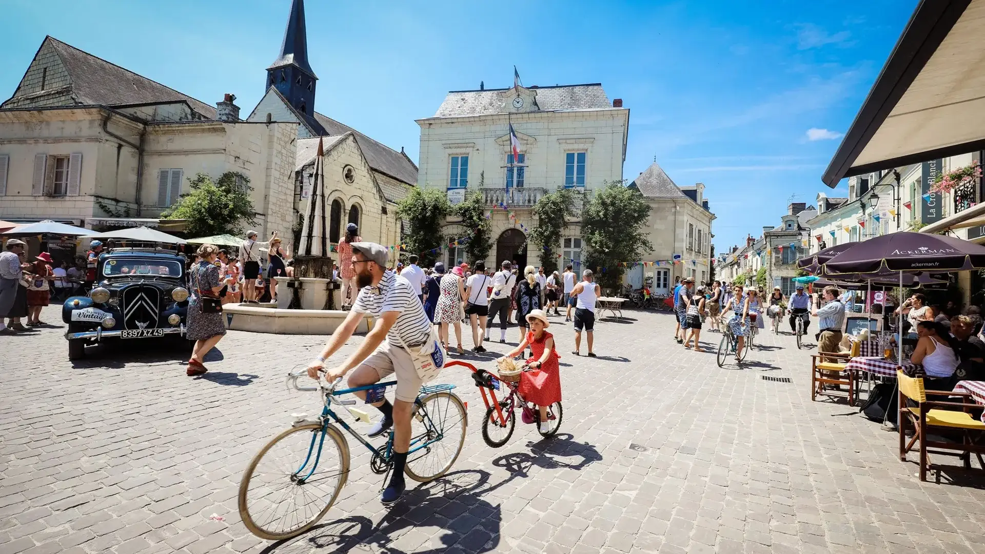 Fontevraud-l'Abbaye, place Plantagenêt animée