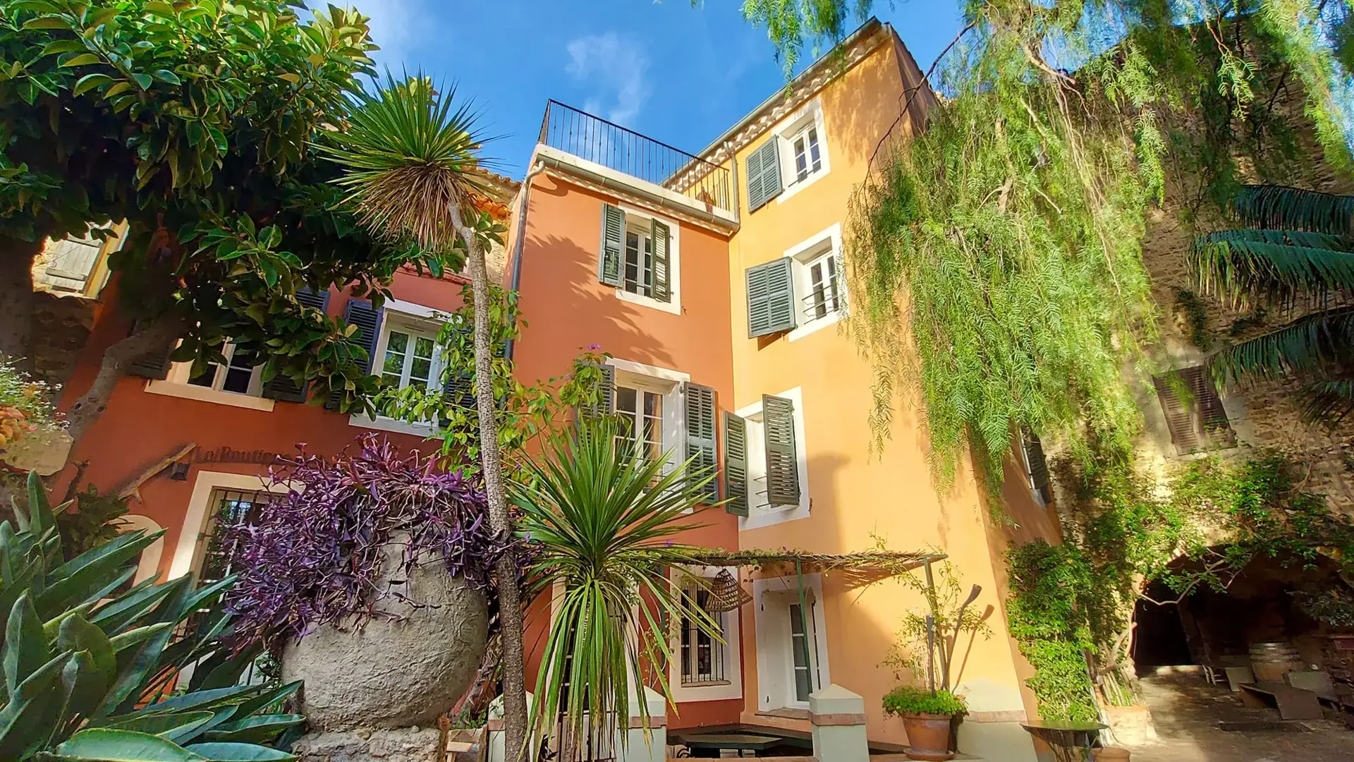 Bormes-les-Mimosas, façades colorées