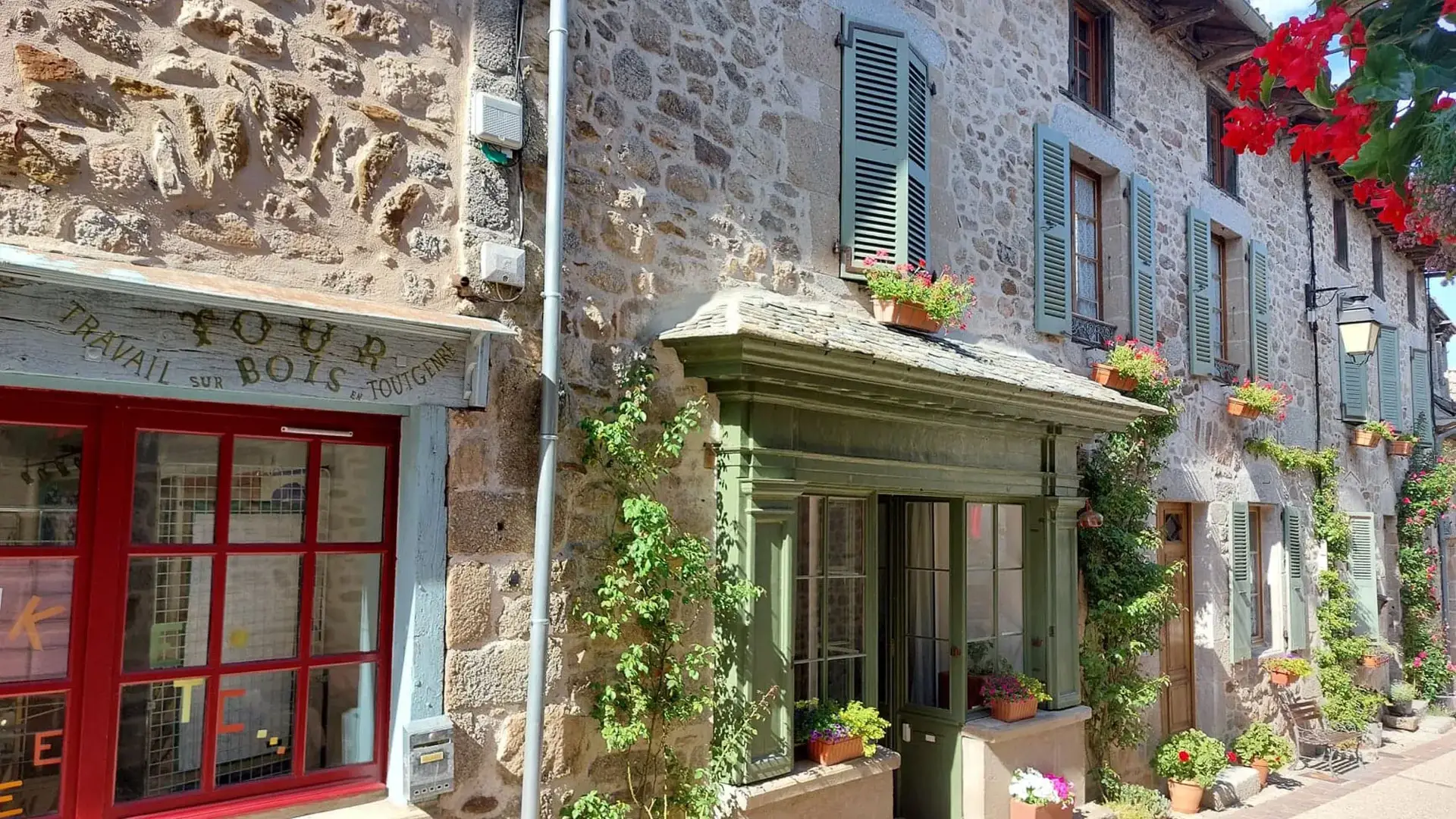 Marcolès, façades boutiques