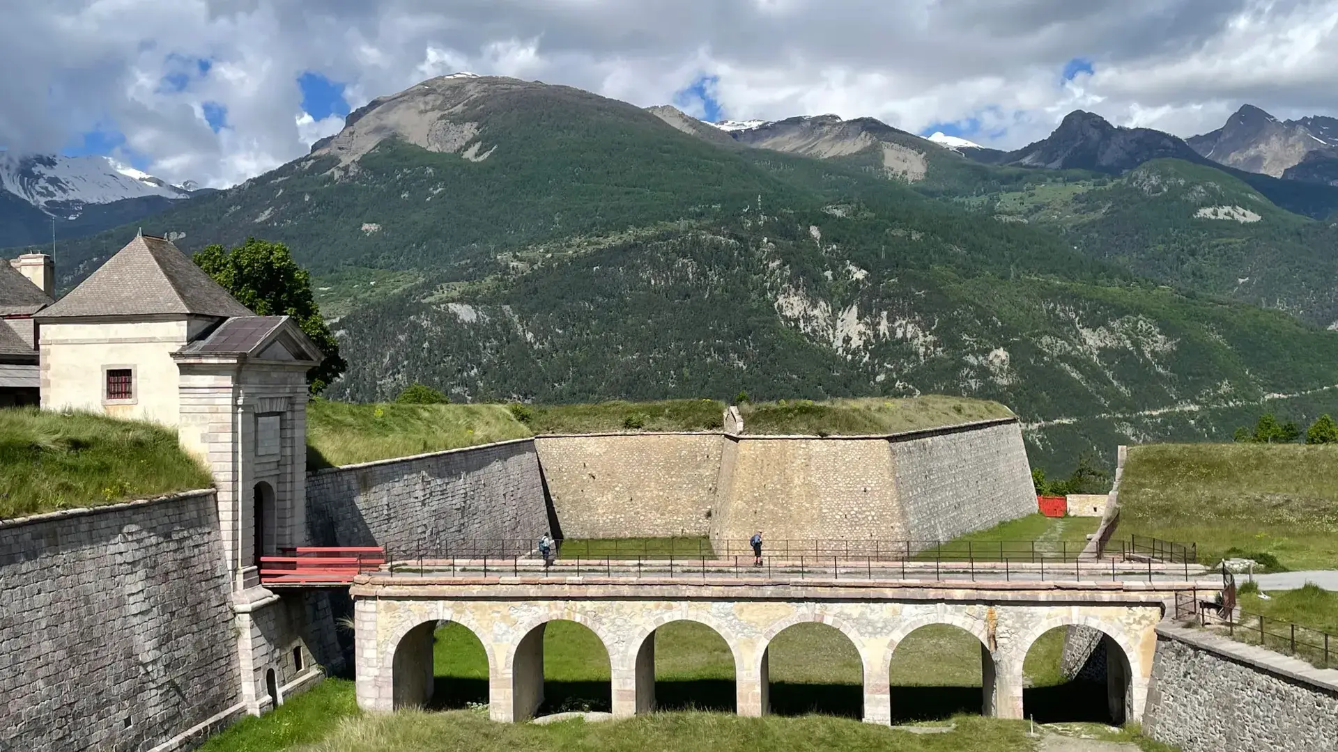 Mont-Dauphin, pont dormant et porte de Briançon