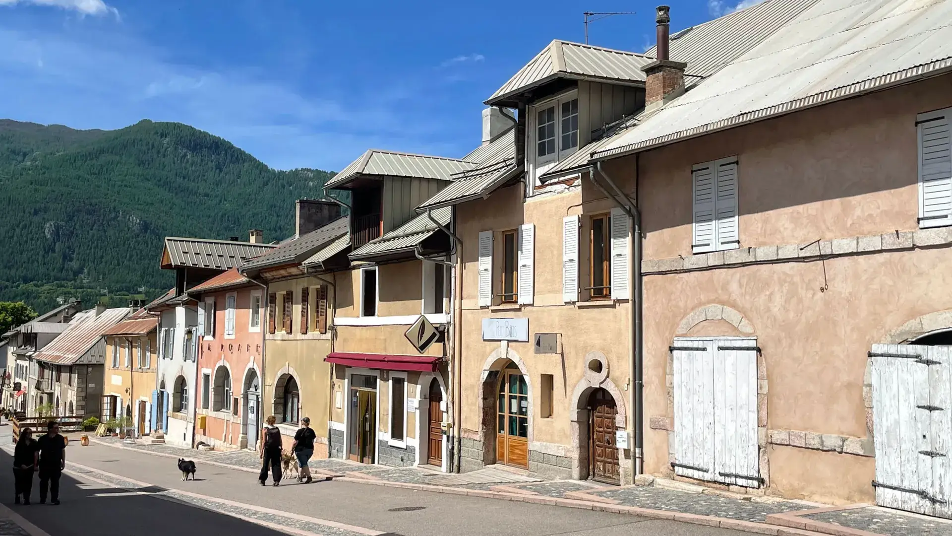 Mont-Dauphin, rue aux façades colorées