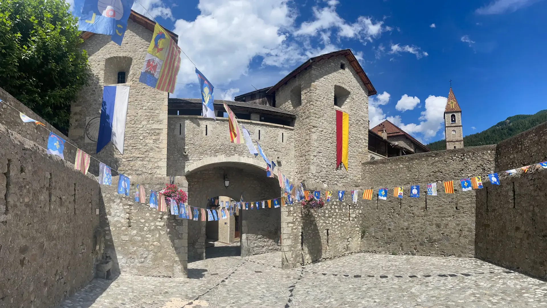Colmars, entrée fortifications Vauban et clocher église