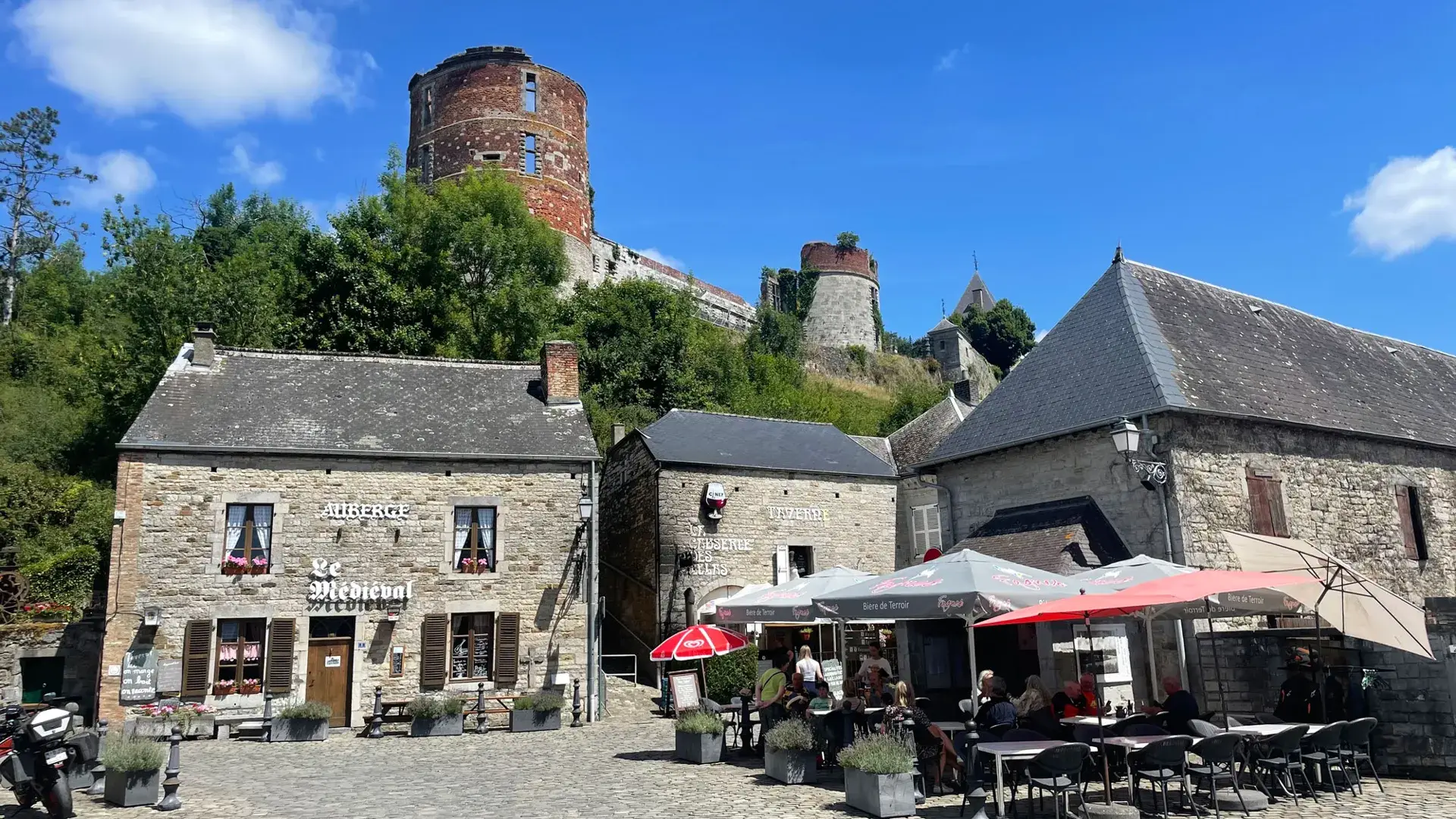 Hierges, place du village