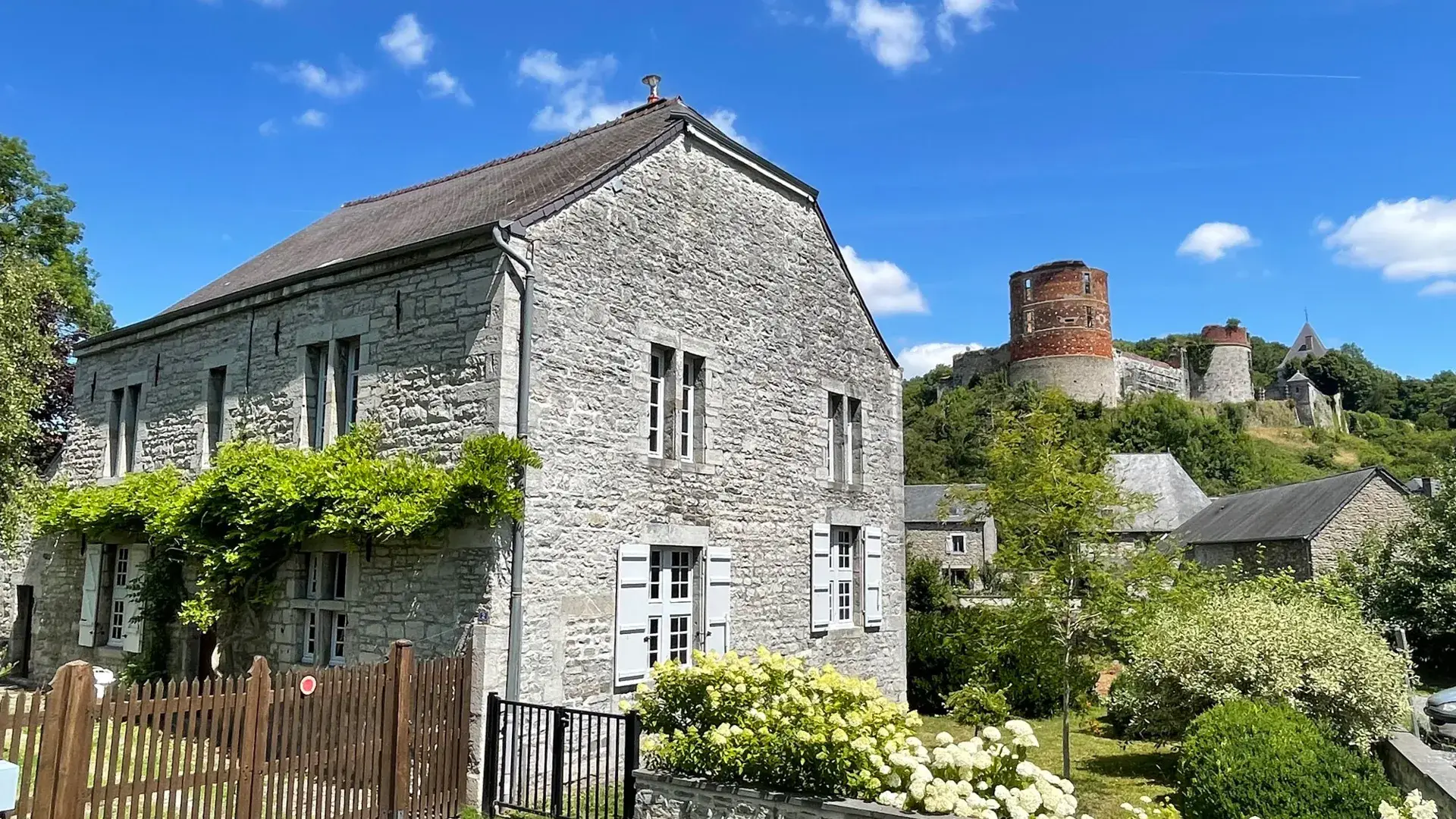 Hierges, vue sur le château depuis le village