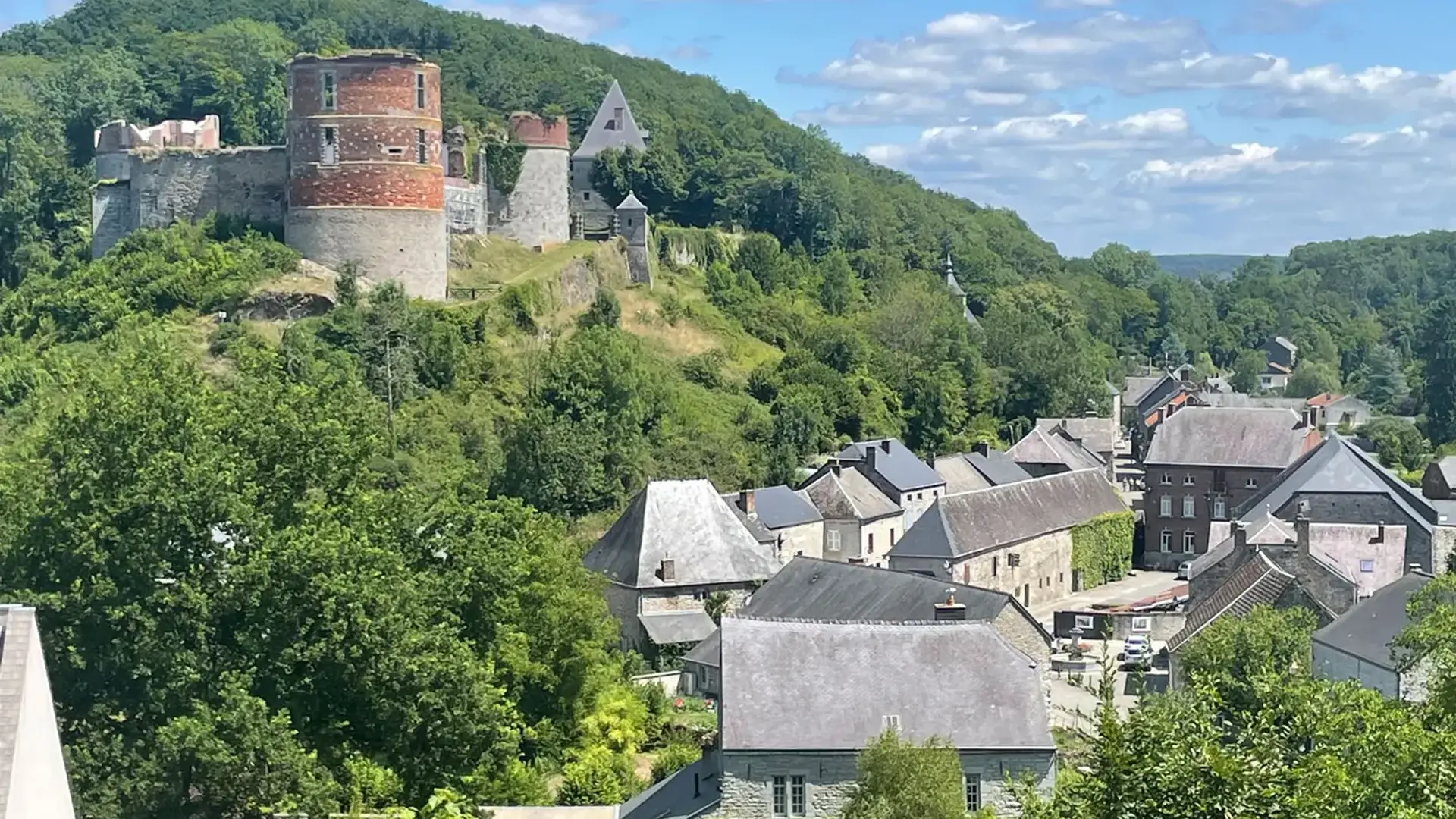 Hierges, vue sur le château et le village